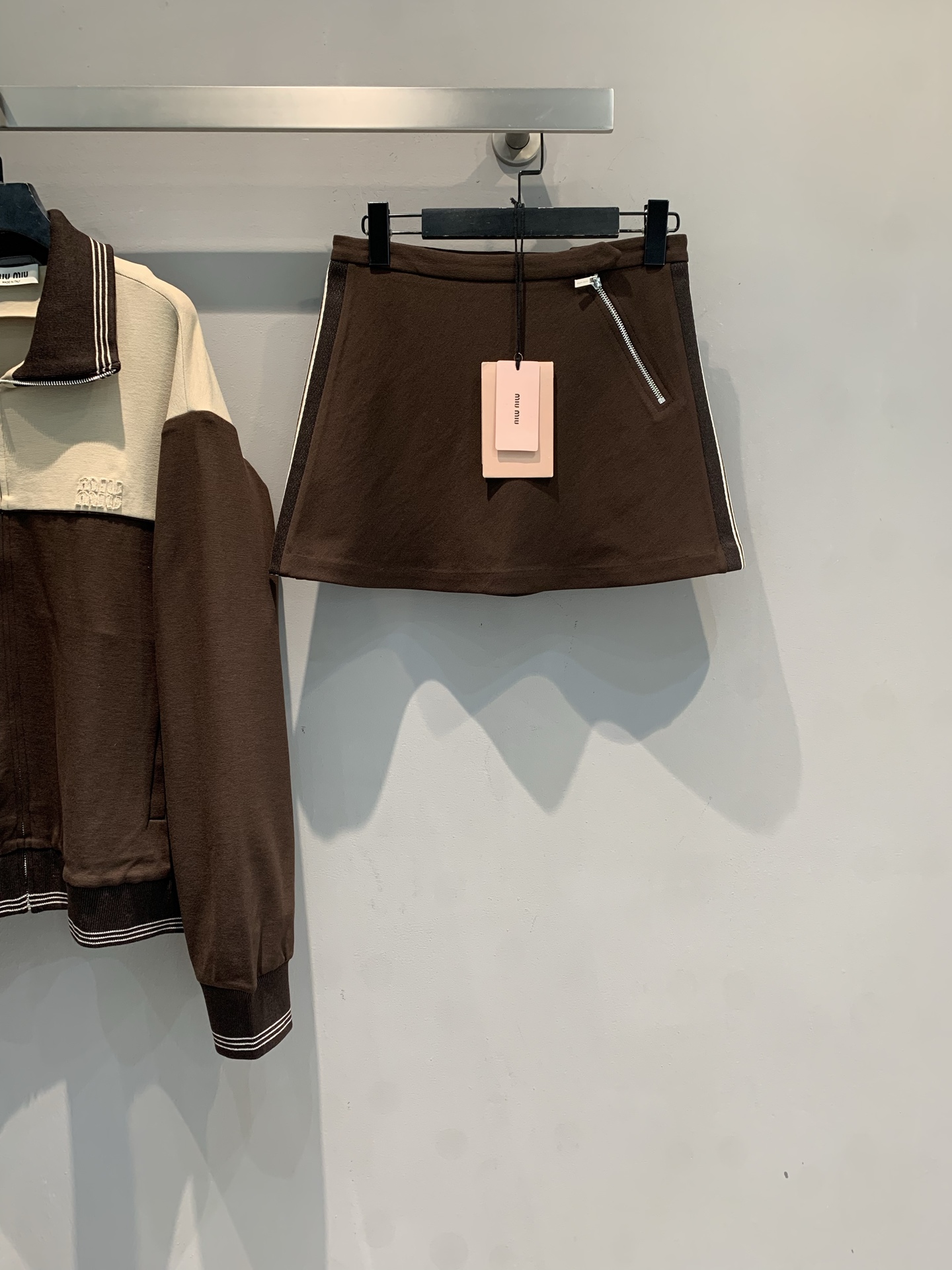 NO:535036,New models shipped by M large-scale real shots Miumi* autumn and winter new retro fashionable contrasting color edge zippered A-line wool skirt. It uses imported wool fabric, with delicate texture and crisp style. The details of the side stripes instantly fill the retro atmosphere, the zipper design is sweet and cool, and the whole millennial hot girl feels like a déjà ladies!  The style is even more amazing. The upper body directly shows the supermodel legs. Whether it is wearing the same sports jacket in the same series, it is sweet and cool suit style or a small top in the pure and retro style, it is so beautiful that it is foul!  SML, miumiu, skirts, jackets & coats, alexander wang19860909新款出货啦M大货实拍 Miumi*秋冬新款复古时髦撞色边斜拉链A字羊毛半裙.采用进口绵羊毛面料,质感细腻,版型挺括.侧边条纹细节瞬间拉满复古氛围,拉链设计又甜又飒,一整个千禧辣妹既视感！版型更是绝绝子,上身直接穿出超模腿,不管是搭同系列运动外套走甜酷套装风,还是配小上衣走纯欲复古风,都美到犯规好吗！码数SML,,miumiu,skirts,jackets & coats,alexander wang,Women's clothing