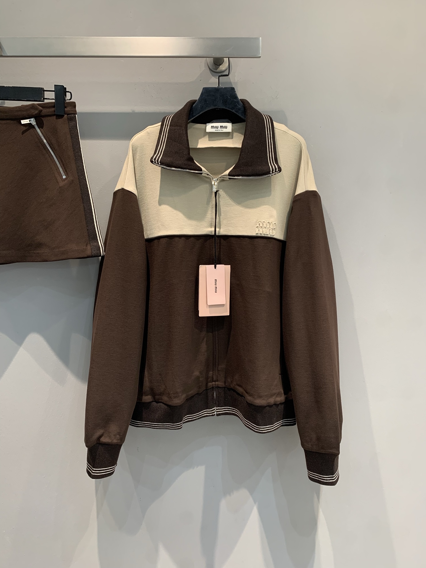 NO:535033,New style shipped M large-scale real shot Miumi* autumn and winter new fashionable retro contrasting zippered wool jacket. It uses imported wool fabric, with delicate texture and crisp style. The contrasting beige brown color is full of the entire retro atmosphere, the lapel design comes with American sweet and cool filters, the brand embroidery on the chest is so exquisite that the striped edges on the cuffs are sweet and coquettish. Whether it is matched with a skirt in the same series as a sweet and cool suit or a casual and retro style with jeans, it is beautiful and aphasia!  SML, miumiu, skirts, jeans, jackets & coats, alexander wang19860909新款出货啦M大货实拍 Miumi*秋冬新款时髦复古撞色拉链羊毛外套.采用进口绵羊毛面料,质感细腻,版型挺括.米棕撞色一整个复古氛围拉满,翻领设计自带美式甜酷滤镜,胸前的品牌刺绣精致到骨子里,袖口的条纹边又甜又嗲,穿上它不管是配同系列半裙当甜酷套装,还是搭牛仔裤走随性复古风,都美到失语好吗！码数SML,,miumiu,skirts,jeans,jackets & coats,alexander wang,Women's clothing