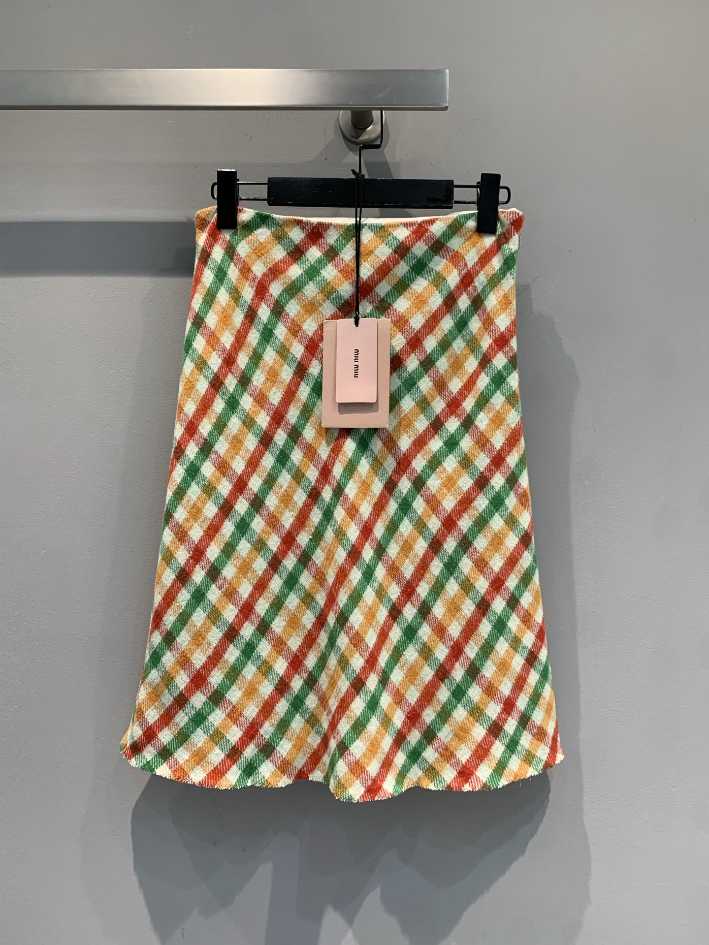 NO:544264,New style shipped M. Big product real shot Miumi* new sweet style color plaid wool skirt with imported wool blend fabric, delicate texture and crisp style. The color intertwined plaid pattern is bold and energetic, instantly lit up the shape; the neat skirt style is suitable for various figures, and it is agile and elegant when walking. The brand logo tag shows the identity of luxury products in a low-key manner, and is the 'style responsibility' of the autumn and winter wardrobe. SML, miumiu, skirts, alexander wang19860909新款出货啦M 大货实拍 Miumi*秋冬新款甜美风彩色格纹羊毛半裙,采用进口羊毛混纺面料,质感细腻,版型挺括.彩色交织的格纹图案,撞色大胆又充满活力,瞬间点亮造型；利落的半裙版型,适配各种身材,行走间灵动飘逸.品牌标识吊牌低调彰显奢品身份,是秋冬衣橱的“风格担当”.码数SML,,miumiu,skirts,alexander wang,Women's clothing