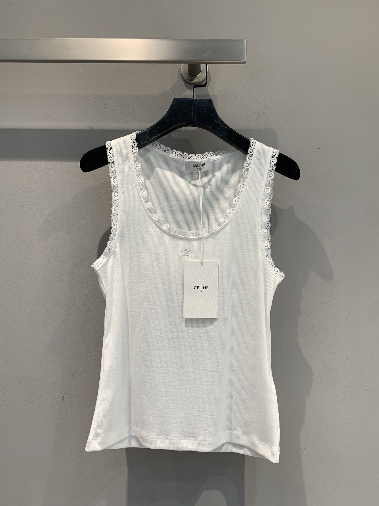 NO:544265,New models shipped M. Big products real shot Celin* early autumn new fashionable and versatile lace lace U-neck vest. Pure white main adjustment is suitable for various styles. The lace lace at the neckline and shoulder straps are delicate and exquisite, injecting romantic style into the basic model; the brand logo embroidery low-key highlights identity, and is the 'versatile texture responsibility' in the wardrobe. SML, celine, alexander wang19860909新款出货啦M 大货实拍 Celin*早秋新款时髦百搭蕾丝花边U领背心.纯净白色主调适配各种风格,领口与肩带处的蕾丝花边细腻精致,为基础款注入浪漫风情；品牌标识刺绣低调彰显身份,是衣橱里的“百搭质感担当”.码数SML,,celine,alexander wang,Women's clothing