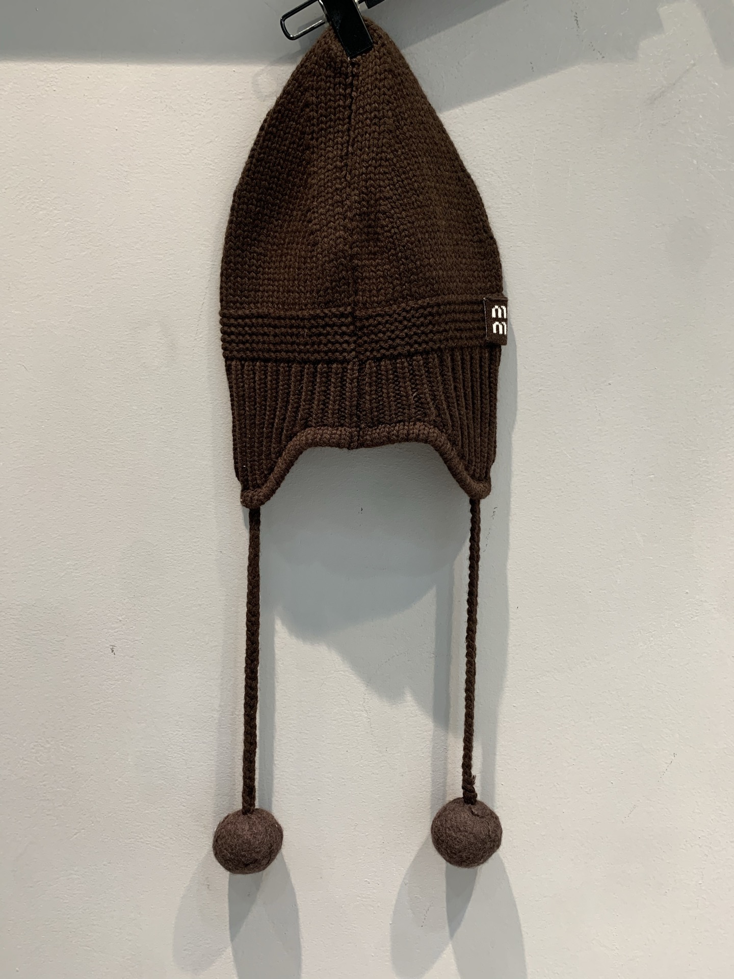 NO:544259,New models are shipped. Real shot of large-scale products. Miumi* new fashionable retro wool knitted wool ball cap. Selected delicate wool knitted fabrics, full texture and soft touch, and the dark brown retro tone is easily adapted to various autumn and winter styles. The unique lace-up wool ball design not only adds a bit of sweetness, coolness and playfulness, but also firmly protects the warmth of both ears. The side brand logo is also low-key to show the luxury quality. The number of numbers is equal, miumiu, hats, alexander wang19860909新款出货啦 大货实拍 Miumi*秋冬新款时髦复古羊毛针织毛球帽.精选细腻羊毛针织面料,纹理饱满且触感柔和,深棕复古色调轻松适配各种秋冬风格.独特的系带毛球设计,既添几分甜酷俏皮感,又能牢牢护住双耳暖意,侧边品牌标识更是低调彰显奢品质感.码数均码,,miumiu,hats,alexander wang,Women's clothing