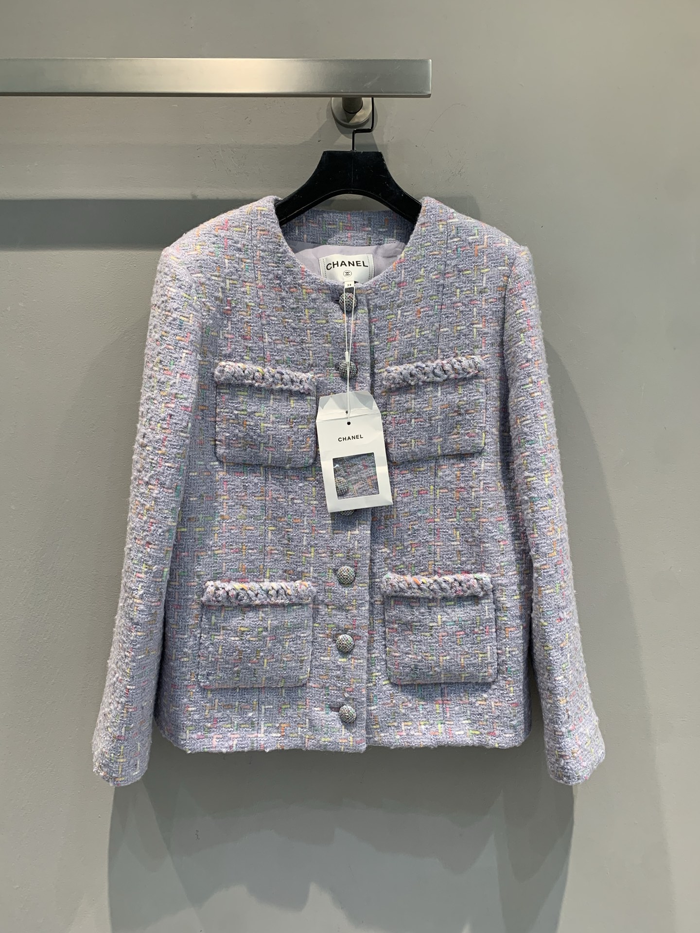 NO:544273,New style shipped M large-scale real shots C home autumn and winter new socialite style round neck colored woven tweed jacket. The lilac base is intertwined with rainbow fine glitter yarn, the iconic multi-pocket design + metal buttons, injecting capable texture into softness, the round neck style interprets French elegance to the extreme, and is the 'eye-catching C position' of spring wardrobe. Whether it is paired with a skirt in the same color to create a romantic socialite style, or playing a fresh and mixed match with a white jeans group CP, it can make you have a full 'scent' charm in autumn outfits. Number 36 38 40, chanel, skirts, jeans, jackets & coats, alexander wang19860909新款出货啦M大货实拍 C家秋冬新款名媛风圆领彩织粗花呢外套.淡紫基底交织着彩虹的细闪纱线,标志性的多口袋设计+金属纽扣,在柔美中注入干练质感,圆领版型将法式优雅演绎到极致,是春日衣橱的“吸睛C位”.无论是搭配同色系半裙打造浪漫名媛风,还是与白色牛仔裤组CP玩清新混搭,它都能让你在秋日穿搭中“香”韵十足.码数36 38 40,,chanel,skirts,jeans,jackets & coats,alexander wang,Women's clothing