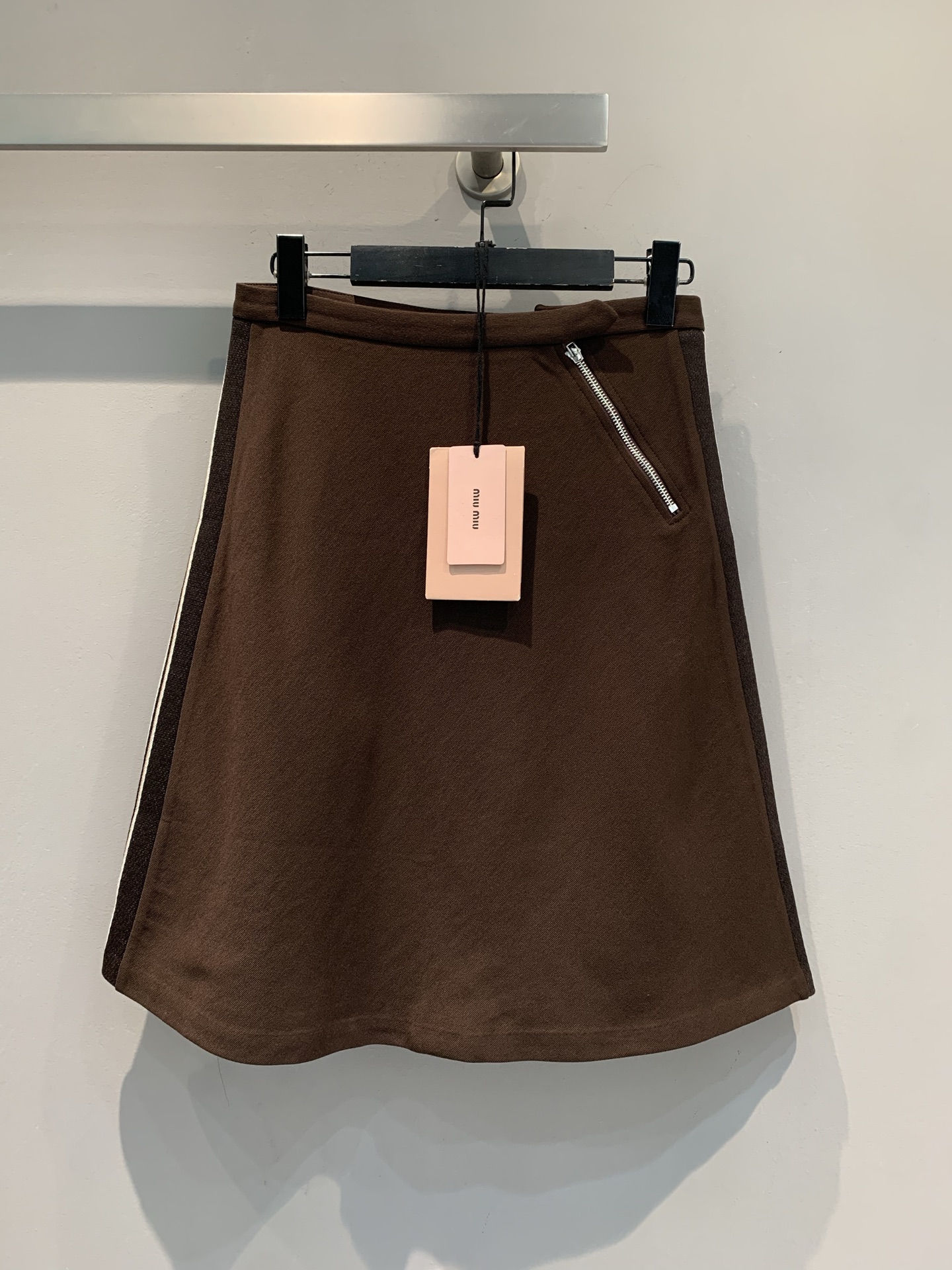 NO:544239,New models shipped M. Big products real shot. Miumi* autumn and winter new retro fashionable contrasting color edge zippered A-line wool skirt. It uses imported wool fabric, with delicate texture and crisp style. The details of the side stripes instantly fill the retro atmosphere. The zipper design is sweet and cool, and the whole millennial hot girl feels like a déjà ladies!  The style is even more amazing. The upper body directly shows the supermodel legs. Whether it is wearing the same sports jacket in the same series, it is sweet and cool suit style or a small top in the pure and retro style, it is so beautiful that it is foul!  SML, miumiu, skirts, jackets & coats, alexander wang19860909新款出货啦M 大货实拍 Miumi*秋冬新款复古时髦撞色边斜拉链A字羊毛长半裙.采用进口绵羊毛面料,质感细腻,版型挺括.侧边条纹细节瞬间拉满复古氛围,拉链设计又甜又飒,一整个千禧辣妹既视感！版型更是绝绝子,上身直接穿出超模腿,不管是搭同系列运动外套走甜酷套装风,还是配小上衣走纯欲复古风,都美到犯规好吗！码数SML,,miumiu,skirts,jackets & coats,alexander wang,Women's clothing