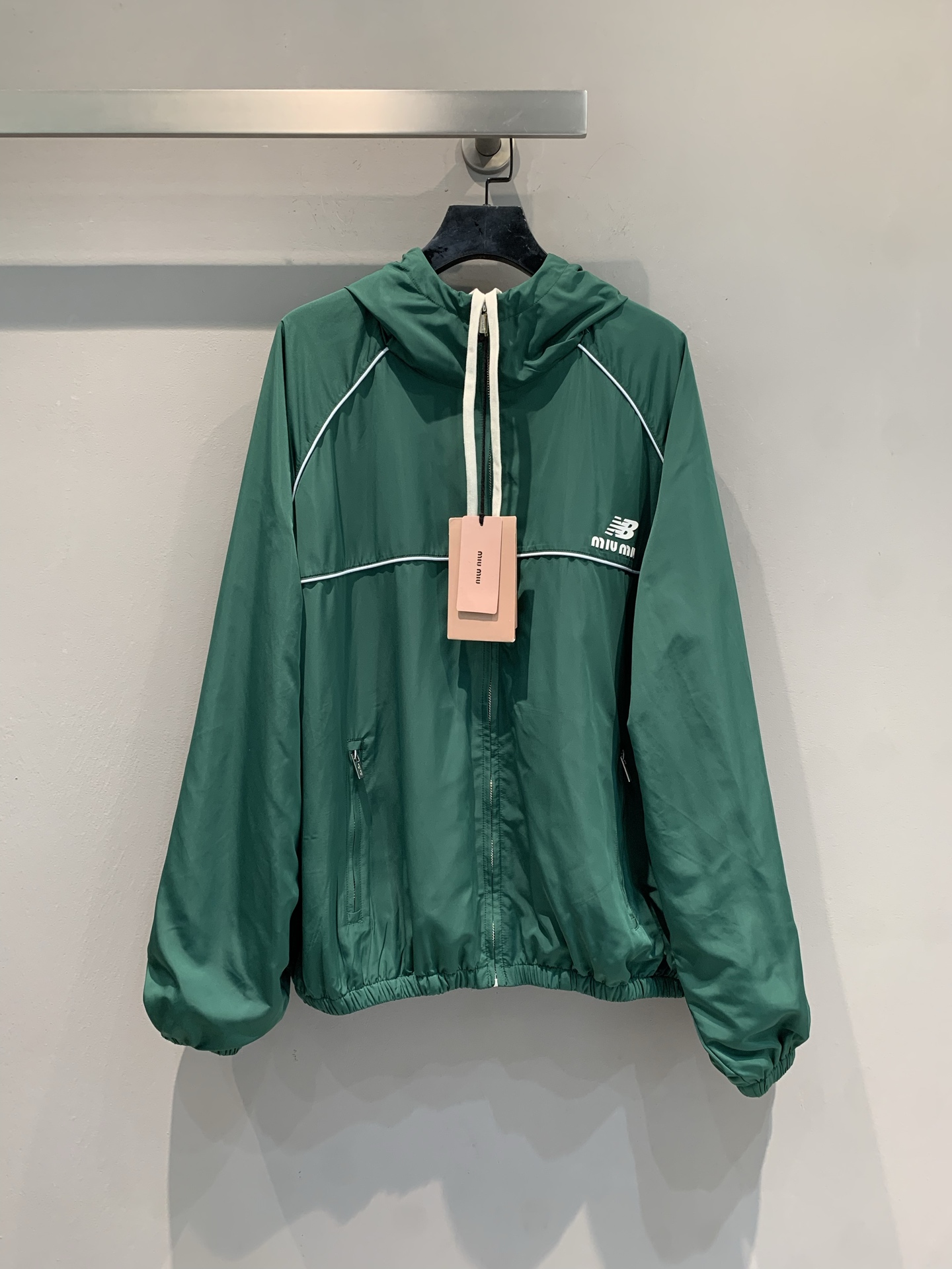 NO:544276,New models are shipped. Real shot of large-scale products. Miumi* autumn co-branded hooded jacket. It uses imported recycled technology fabrics, which are light and comfortable, and have good breathability. The rich dark green main tone has a high-end feel, and the splicing white lines are neat and design-like; the hooded version + zipper design combines functionality and cool style. The double brand logo on the chest creates a different style spark, which is a 'styling weapon' for fashionable players. SML, miumiu, hats, alexander wang19860909新款出货啦 大货实拍 Miumi*秋季联名款系带连帽冲锋衣.采用进口再生科技面料,轻盈舒适,透气性佳.浓郁墨绿主调自带高级感,拼接白色线条利落又具设计感；连帽版型+拉链设计,兼具功能性与潮酷范儿,胸前双品牌标识碰撞出别样风格火花,是时尚玩家的“造型利器”.码数SML,,miumiu,hats,alexander wang,Women's clothing