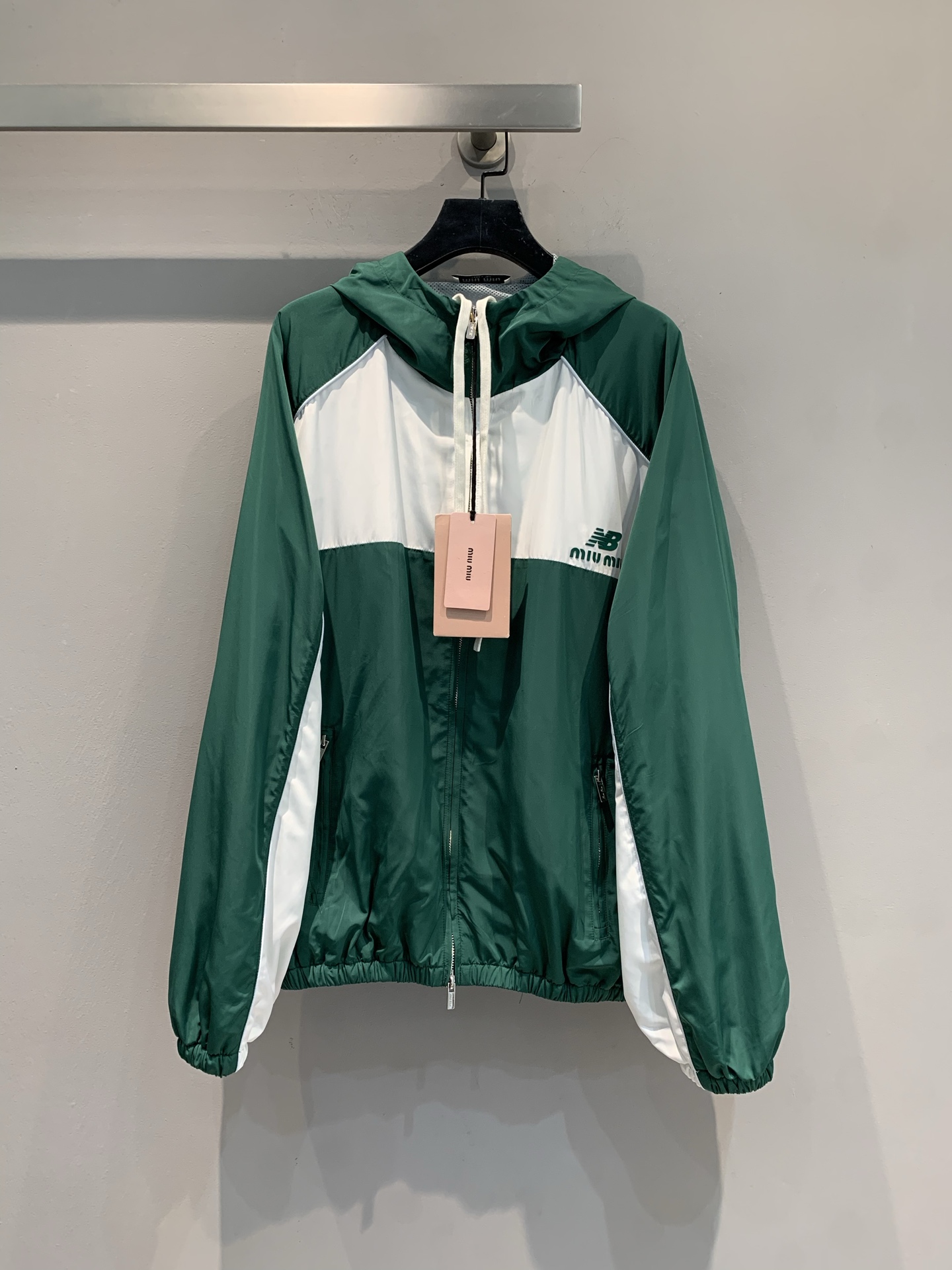 NO:544280,New models are shipped. Real shot of large-scale products. Miumi* autumn co-branded style contrasting hooded jacket. It uses imported recycled technology fabrics, which are light and comfortable, and have good breathability. The rich dark green main tone has a high-end feel, and the splicing is neat and design-like; the hooded version + zipper design combines functionality and cool style. The double brand logo on the chest creates a different style spark, which is a 'styling weapon' for fashionable players. SML, miumiu, hats, alexander wang19860909新款出货啦 大货实拍 Miumi*秋季联名款撞色系带连帽冲锋衣.采用进口再生科技面料,轻盈舒适,透气性佳.浓郁墨绿主调自带高级感,拼接白色利落又具设计感；连帽版型+拉链设计,兼具功能性与潮酷范儿,胸前双品牌标识碰撞出别样风格火花,是时尚玩家的“造型利器”.码数SML,,miumiu,hats,alexander wang,Women's clothing