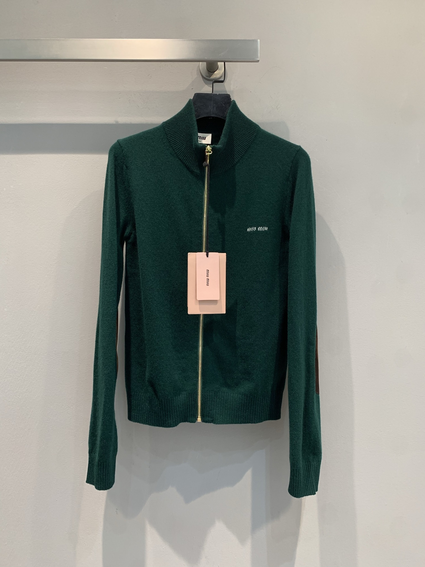 NO:536067,New style shipped M. Big product real shot Miumi*2025 autumn and winter new leather card sleeve turtleneck zipper cardigan. It uses 100% cashmere fabric, skin-friendly and soft, with high-quality texture. The zipper design breaks the monotony, and is easy to put on and take off and can be played with and layered. The small logo is exquisite and not exaggerated, and it has a soft and glutinous texture. It has a relaxed and noble look on the autumn and winter cover, and it is fashionable and practical. SML, miumiu, alexander wang19860909新款出货啦M 大货实拍 Miumi*2025秋冬新款皮牌袖高领拉链开衫.采用百分百山羊绒面料,亲肤柔软,质感高级.拉链设计打破单调,穿脱方便还能玩叠穿,小Logo 点缀精致不浮夸,软糯质感,秋冬套上就有松弛贵气,时髦与实穿双在线.码数SML,,miumiu,alexander wang,Women's clothing