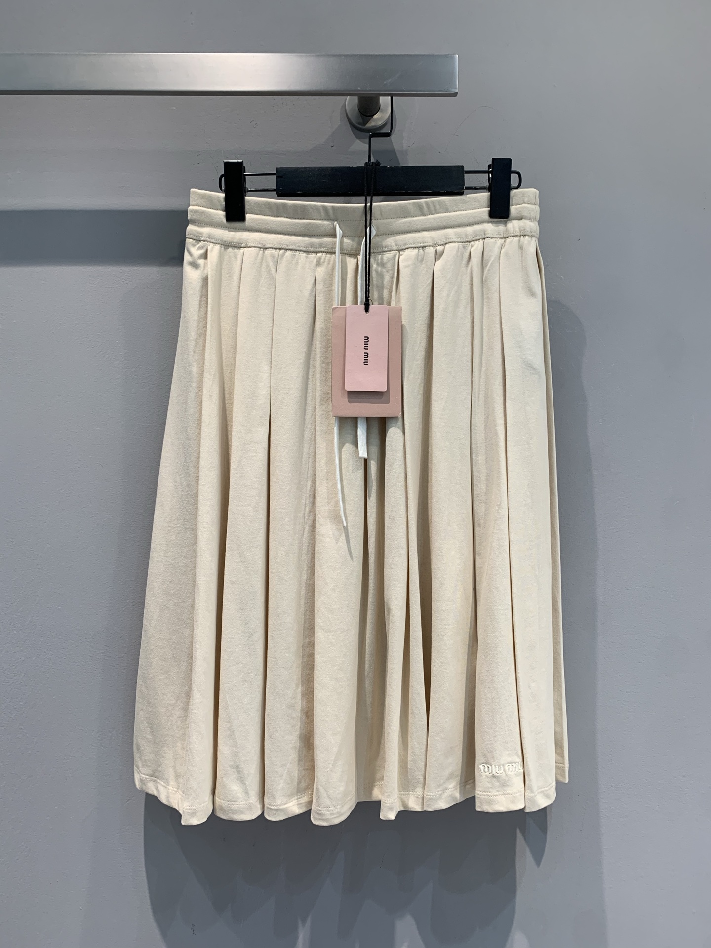 NO:546344,New style shipped M large-scale real shot Miumi*2025 early autumn new fashionable and versatile elastic waist lace pleated skirt. Light and soft cotton fabric, simple and elegant style, natural pleated skirt hem, flexible and flowing waist elastic design, comfortable and slim, suitable for a variety of figures. Beige is low-key and versatile, can be matched with shirts or sweaters in spring and summer, and it is OK to commute and relax! Skirt brand embroidery, full details, practical and textured, is a must-have item in the wardrobe~ SML,,miumiu, skirts, shirts, alexander wang19860909新款出货啦M大货实拍 Miumi*2025早秋新款时髦百搭松紧腰系带百褶半裙.轻薄柔软纯棉面料,简约优雅风格,裙摆自然褶皱,灵动飘逸腰部松紧设计,舒适又显瘦,适合多种身材.米色低调百搭,春夏季节可搭配衬衫或针织衫,通勤休闲都很OK!裙摆品牌刺绣,细节满分,实用又有质感,是衣橱必备单品~码数SML,,miumiu,skirts,shirts,alexander wang,Women's clothing