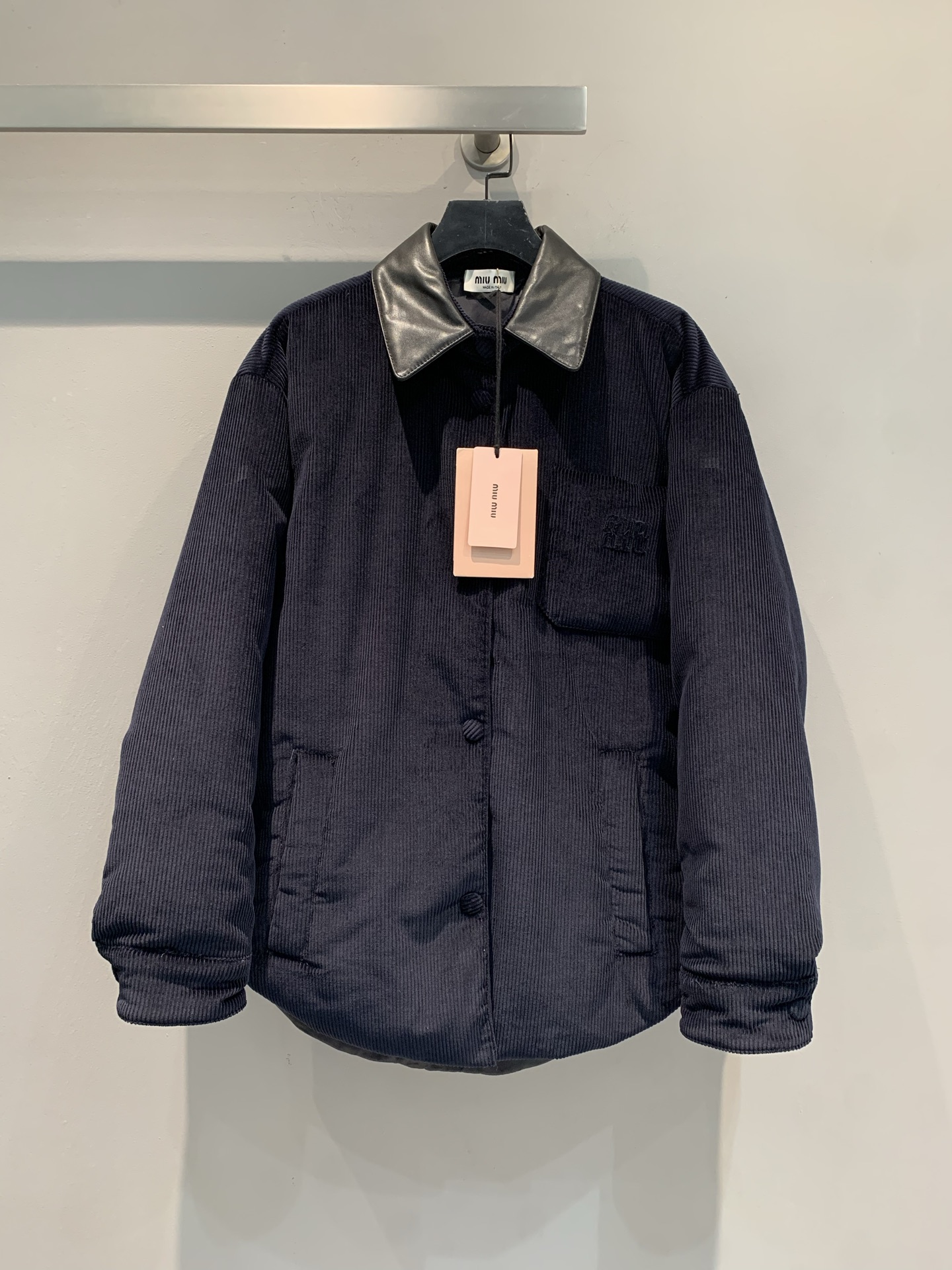 NO:546412,New style shipped M large-scale real shot Miumi*2025 autumn and winter new fashionable retro leather collar corduroy cotton jacket, dark blue vertical striped fabric + leather lapel, retro and fashionable. Quilted filling, full warmth, super suitable for wearing in autumn and winter! Double pockets on the front, strong practicality, loose style, and very relaxed when paired with trousers or skirts~ Corduroy material is soft and comfortable, leather details enhance the texture, and can be easily controlled for commuting and leisure. It is a must-have versatile item for autumn and winter wardrobe! SML,,miumiu, skirts,alexander wang19860909新款出货啦M大货实拍 Miumi*2025秋冬新款时髦复古皮领灯芯绒棉服,深蓝竖条纹面料+皮质翻领,复古又时髦.绗缝填充,保暖力满分,秋冬穿超合适!正面双口袋,实用性强,宽松版型,搭配长裤或裙装都很松弛感~灯芯绒材质柔软舒适,皮质细节提升质感,通勤休闲都能轻松驾驭,是秋冬衣橱必备百搭单品! 码数SML,,miumiu,skirts,alexander wang,Women's clothing