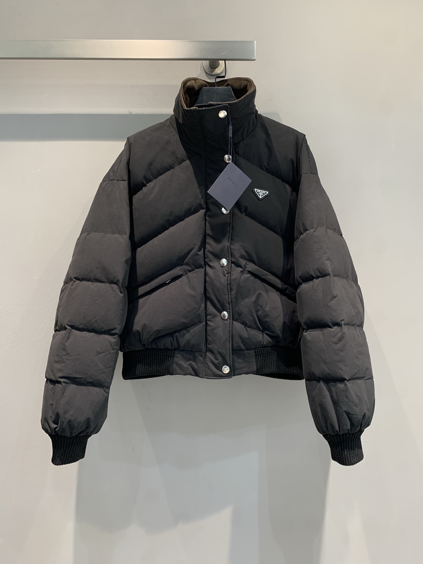 NO:536073,New model shipped M. Big product real shot Prad*2025 autumn and winter new minimalist style triangle short down jacket. Selected high-quality national standard 90 white goose down jacket, lightweight temperature locking, the iconic triangle logo hidden body, is a low-key declaration of luxury genes, short cut is neat and high, whether it is paired with high waist wide-leg pants to create a cool commuter style, or a sweet and cool spark collide with a mini skirt, you can stand out in winter outfits. SML, prada, skirts, down jacket, alexander wang19860909新款出货啦M 大货实拍 Prad*2025秋冬新款极简风三角标短款羽绒服.甄选高品质国标90白鹅绒填充,轻盈锁温,标志性三角徽标暗藏衣身,是奢华基因的低调宣言,短款剪裁利落显高,无论是搭配高腰阔腿裤打造飒爽通勤风,还是与迷你裙碰撞甜酷火花,都能在冬日穿搭中脱颖而出.码数SML,,prada,skirts,down jacket,alexander wang,Women's clothing