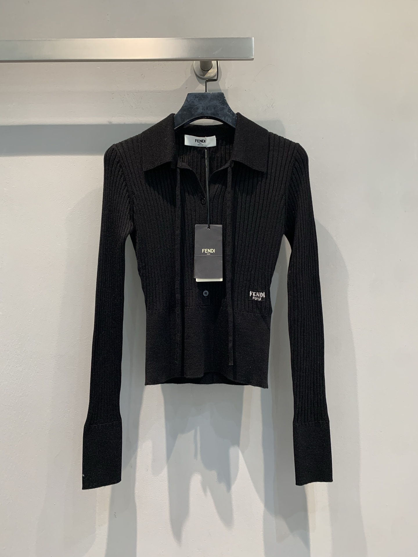 NO:544327,The new model is out. M real shots of large quantities.  FD's new autumn and winter simple wool knitted cardigan with letter embroidery on the lapel. Delicate pitted wool knit fabric fits the body shape without losing comfort; the classic lapel is matched with a tie, elegance and playful details are hidden; the embroidered letter logo on the side is a low-key expression of Italian light luxury genes, and the black brand tag adds to the recognition. The waist silhouette cleverly shapes the hourglass figure, and the short design raises the waistline, allowing slim models to wear smart accents. Size SML,, alexander  wang19860909新款出货啦M 大货实拍 FD秋冬新款简约翻领字母刺绣羊毛针织开衫.细腻坑条羊毛针织面料,贴合身形却不失舒适；经典翻领搭配系带领结,优雅中藏着俏皮细节；侧边字母刺绣标识,是意式轻奢基因的低调彰显,黑色品牌吊牌更添辨识度.收腰廓形巧妙塑造沙漏身材,短款设计拉高腰线,让修身款也能穿出灵动腔调.码数SML,,alexander wang,Women's clothing