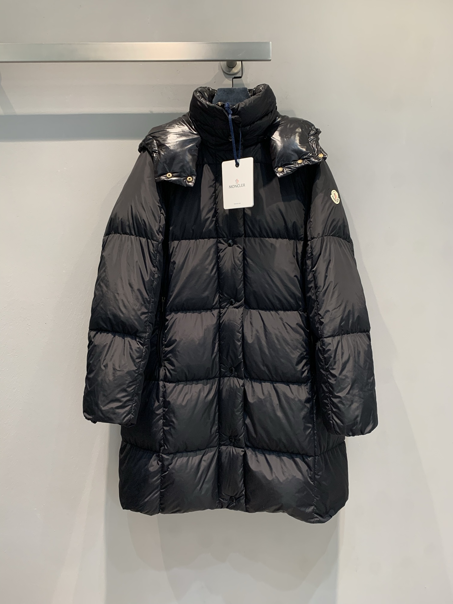 NO:544311,New models with dust bags are shipped. Real shot of large-scale products. Moncle* new autumn and winter LITTE classic mid-length down jacket. It is filled with national standard 95 white goose down jacket, fluffy and full, light and comfortable. The detachable hood design takes into account both styling and solid wear. The metal snap buttons and zipper details hide the ingenuity of functionality; the sleeve side brand logo shows the identity in a low-key manner, the medium and long silhouette neatly to accommodate the body. The special quilting process makes the fluffy and neat feel perfectly symbiosis, breaking the 'bloated' stereotype of down jacket. Black and white Number of 1 2 3,,down jacket,hats,alexander wang19860909配防尘袋新款出货啦 大货实拍 Moncle*秋冬新款LITTE经典中长款羽绒服.采用国标95白鹅绒填充,蓬松饱满,轻盈舒适.可拆卸连帽设计兼顾造型与实穿,金属按扣与拉链细节暗藏机能巧思；袖侧品牌徽标低调彰显身份,中长廓形利落包容身形,特殊绗缝工艺让蓬松感与利落感完美共生,打破羽绒服“臃肿”刻板印象.黑色 白色 码数1 2 3,,down jacket,hats,alexander wang,Women's clothing