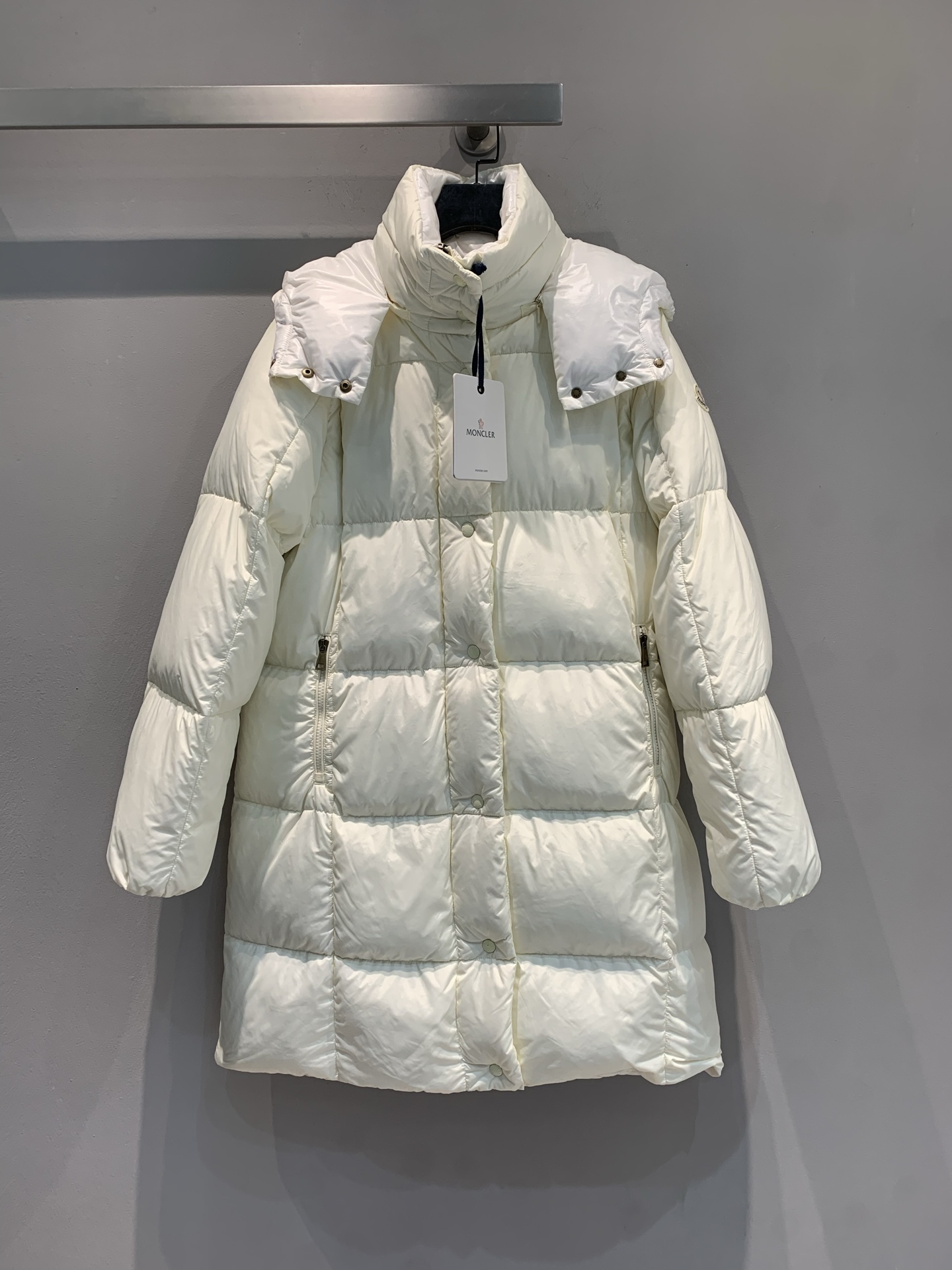 NO:544321,New Dust Bags with a new shipment, M large-scale real-life photos, Moncle* autumn and winter new LITTE classic mid-length down jacket. It is filled with national standard 95 white goose down jacket, fluffy and full, light and comfortable. The detachable hood design takes into account both styling and solid wear, and the details of metal snaps and zippers are hidden ingenious functions; the sleeve side brand logo shows the identity in a low-key manner, the medium and long silhouette neatly to accommodate the body, and the special quilting process makes the fluffy and neat sense perfectly symbiosis, breaking the 'bloated' stereotype of down jacket. Black and white Number of 1 2 3,,down jacket,hats,alexander wang19860909配防尘袋新款出货啦M大货实拍 Moncle*秋冬新款LITTE经典中长款羽绒服.采用国标95白鹅绒填充,蓬松饱满,轻盈舒适.可拆卸连帽设计兼顾造型与实穿,金属按扣与拉链细节暗藏机能巧思；袖侧品牌徽标低调彰显身份,中长廓形利落包容身形,特殊绗缝工艺让蓬松感与利落感完美共生,打破羽绒服“臃肿”刻板印象.黑色 白色 码数1 2 3,,down jacket,hats,alexander wang,Women's clothing