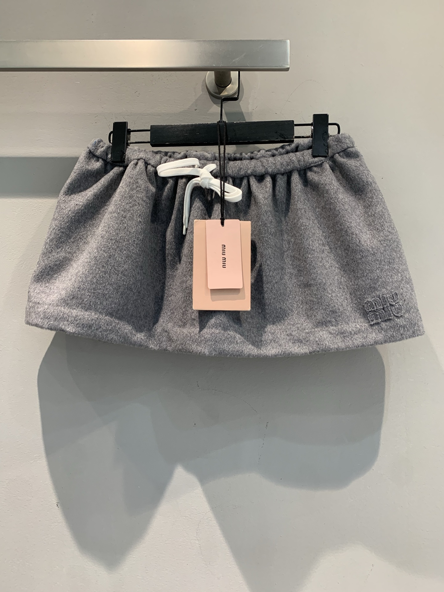 NO:544315,New style shipped M large-scale real shot Miumi* autumn and winter new hot girl style drawstring wool skirt. The soft wool cashmere blended fabric has a warm texture. The elastic drawstring waist is matched with white lace, which is casual and delicate; the mini skirt is long and has a superior proportion, the side brand embossing logo hides a trick, and the pink label is the exclusive logo of Miu-style sweet girls. SML, miumiu, skirts, alexander wang19860909新款出货啦M大货实拍 Miumi*秋冬新款辣妹风抽绳系带羊毛半裙.松软羊毛羊绒混纺面料自带温暖质感,松紧抽绳腰头搭配白色系带,随性中透着娇俏；迷你裙长衬出优越比例,侧边品牌浮雕徽标暗藏小心机,粉标加持更是Miu式甜妹的专属标识.码数SML,,miumiu,skirts,alexander wang,Women's clothing