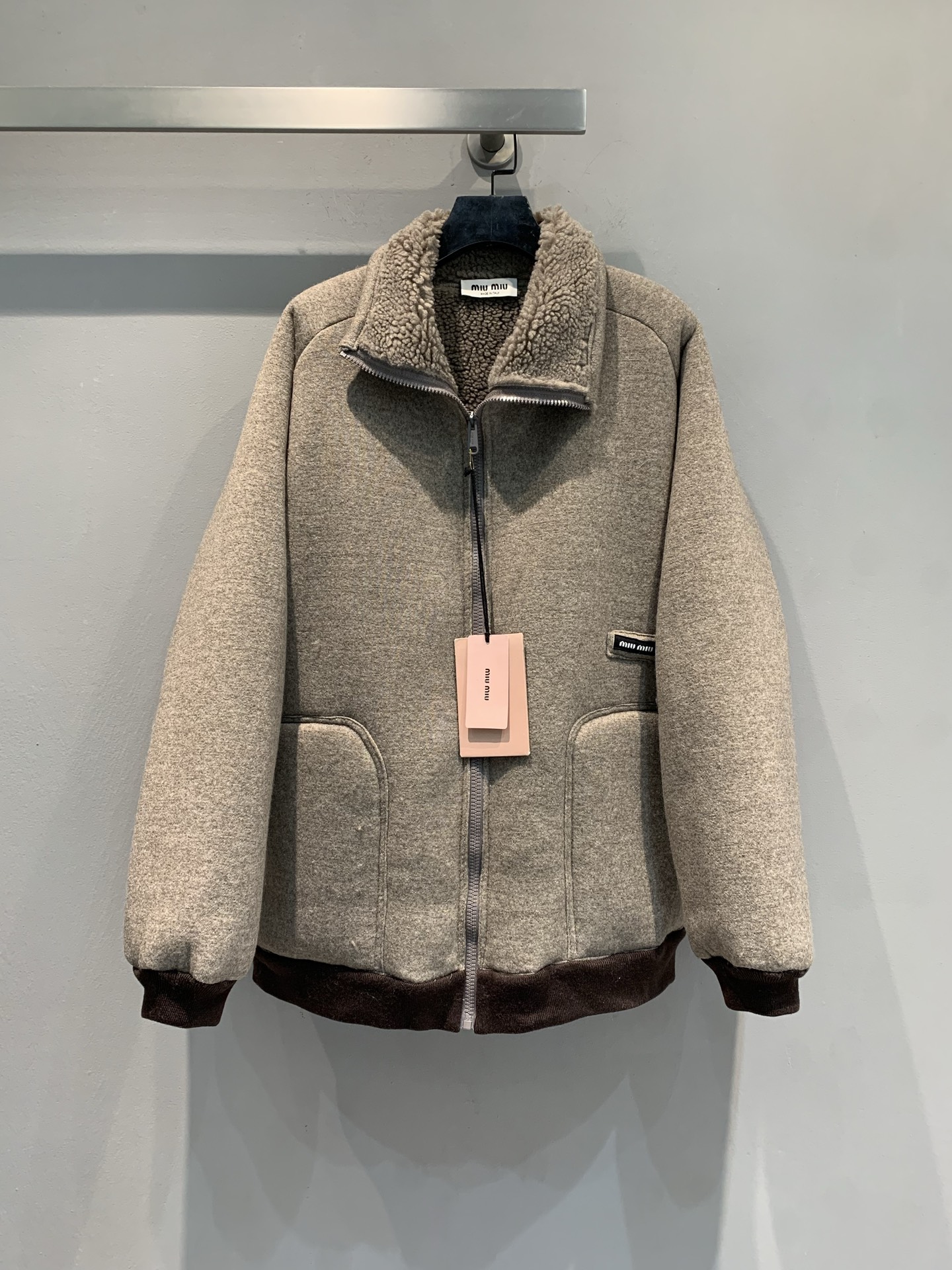 NO:544305,New style shipped M. Big product real shot Miumi* autumn and winter new retro contrasting lamb velvet zipper jacket. On one side is a delicate lamb velvet collar, which is wrapped in soft and warm, isolating all the coldness of autumn and winter; on the other side is a high-end gray wool wool silhouette, neat stand collar and metal zipper, full of cool tone. Contrasting ribbed hem and cuffs outline the casual and lazy oversize outline, the brand logo on the chest is low-key to show identity, and the pink label is even more popular among sweet girls. Fashionable essence must be included. SML, miumiu, versace, jackets & coats, alexander wang19860909新款出货啦M 大货实拍 Miumi*秋冬新款复古撞色羊羔绒拉链外套.一面是细腻羊羔绒领口,裹挟松软暖意,将秋冬的凛冽统统隔绝在外；一面是高级灰羊毛呢廓形,利落立领搭配金属拉链,飒爽腔调拉满.撞色罗纹下摆与袖口,勾勒随性慵懒的oversize 轮廓,胸前品牌徽标低调彰显身份,粉标加持更是甜妹心头好.时髦精必入.码数SML,,miumiu,versace,jackets & coats,alexander wang,Women's clothing