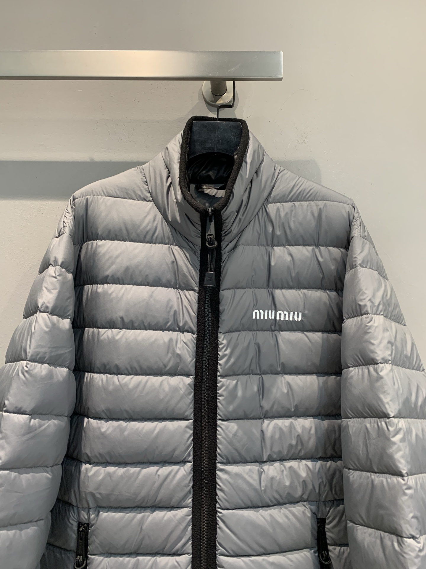 新款🔥出货啦📢 大货实拍 Miumi*2025秋冬新款小立领羽绒服，横切纹设计+高品质鹅绒填充，保暖力满