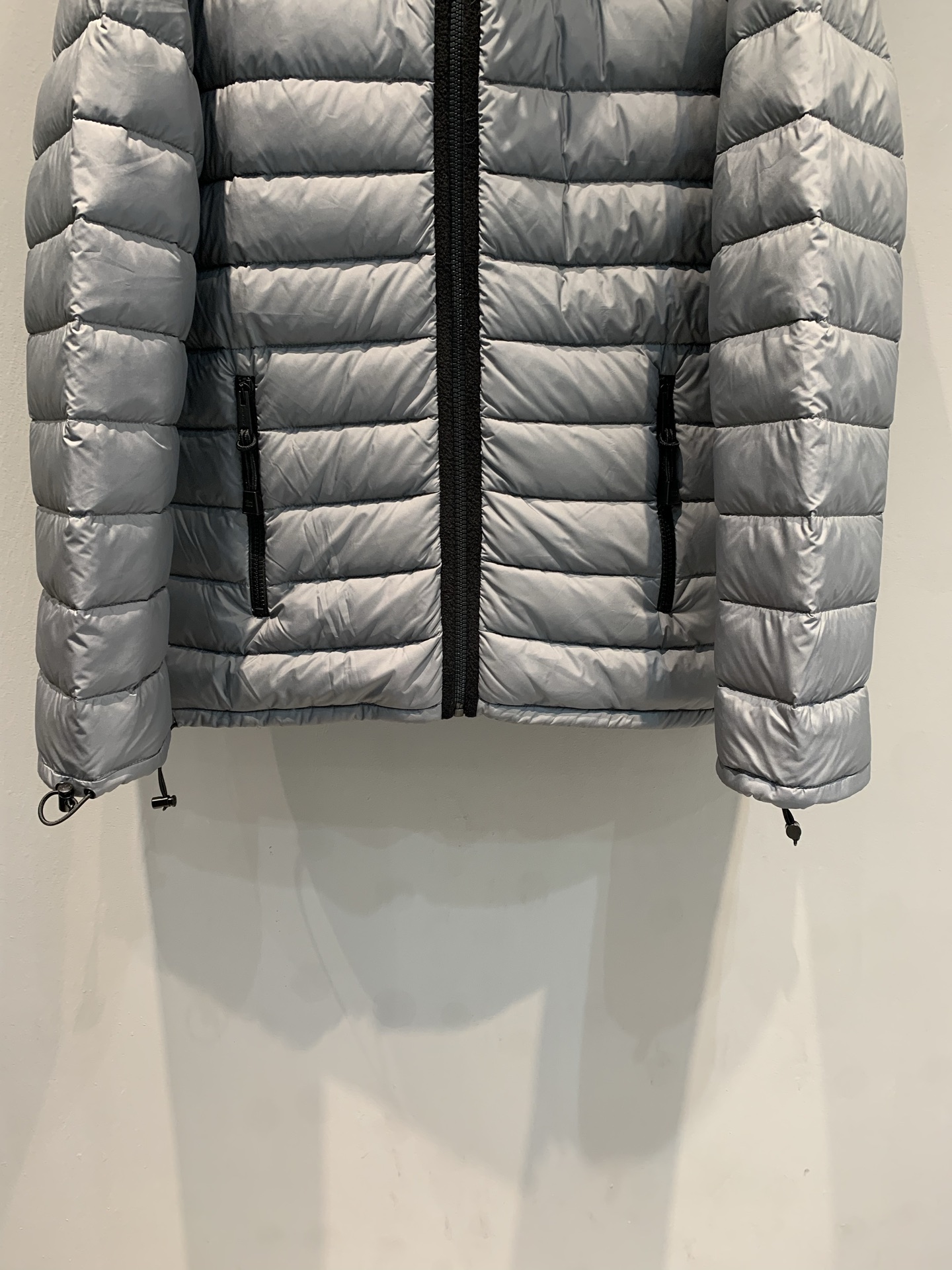 新款🔥出货啦📢 大货实拍 Miumi*2025秋冬新款小立领羽绒服，横切纹设计+高品质鹅绒填充，保暖力满