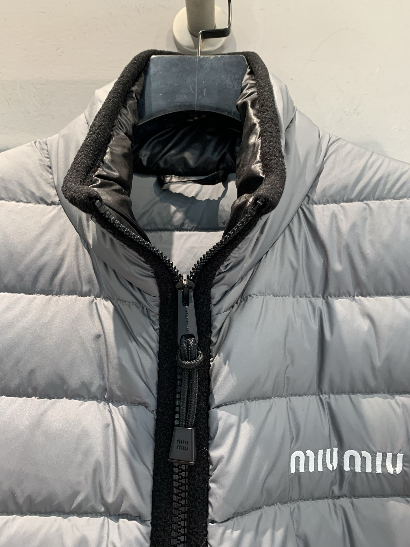 新款🔥出货啦📢 大货实拍 Miumi*2025秋冬新款小立领羽绒服，横切纹设计+高品质鹅绒填充，保暖力满