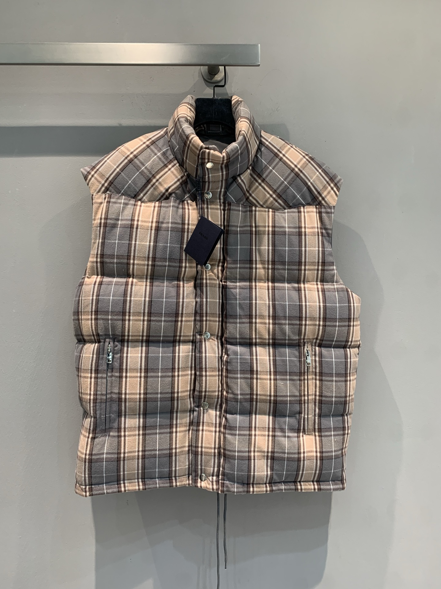 NO:546373,New style with dust bags shipped, big product real shot Prad* 2025 autumn and winter new plaid down vest, British retro plaid + Italian minimalist style, fashionable and textured! 90 high fluffy gooseberry filling, light and warm, stand-up collar design windproof, metal zipper + snap button details are super practical, hem drawstring can be adjusted, and the outfit is more flexible~ Whether it is sweatshirt, knitted or base shirt, it can be easily controlled, autumn and winter retro atmosphere is full, and it is very suitable for daily commuting or leisure. SML, prada, hoodie, sweatshirts, down jacket, alexander wang19860909配防尘袋新款出货啦大货实拍 Prad* 2025秋冬新款格纹羽绒马甲,英伦复古格纹+意式极简风,时髦又有质感!90高蓬松鹅绒填充,轻盈又保暖,立领设计防风,金属拉链+按扣细节超实用,下摆抽绳可调节,穿搭更灵活~无论卫衣、针织还是打底衫都能轻松驾驭,秋冬复古氛围感满分,日常通勤或休闲都很适合.码数SML,,prada,hoodie,sweatshirts,down jacket,alexander wang,Women's clothing