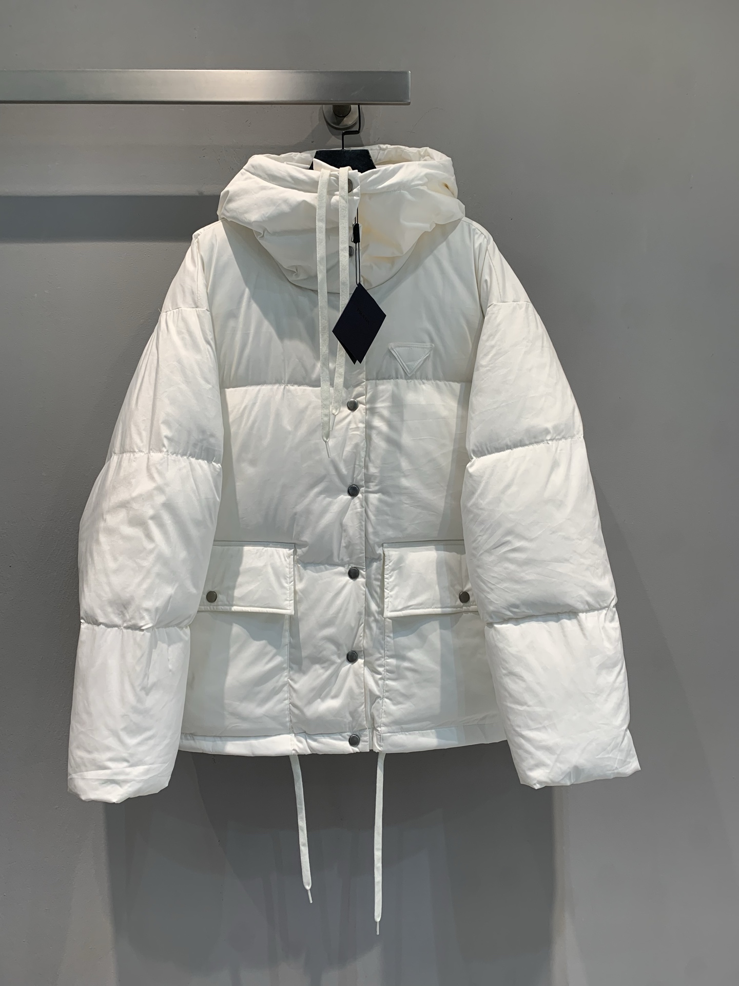 NO:546340,New Dust Bags with a new shipment, M large-scale real-time photo Prad*2025 autumn and winter new large pocket drawstring tied white hooded down jacket. It uses Re-Nylon recycled nylon fabric, environmentally friendly and waterproof, matte texture with super texture meter. Filled with 70 goose down velvet, full of warmth, hooded adjustable drawstring, and hem drawstring can be adjusted freely. The double-sided large patch pockets have both practical and design sense, and are very suitable for daily travel or outdoors! Off-white tone is versatile, a must-have for autumn and winter wardrobe, paired with knitted or printed skirts, easy and fashionable and warm style. SML, prada, skirts, down jacket, hats, alexander wang19860909配防尘袋新款出货啦M大货实拍 Prad*2025秋冬新款大口袋抽绳系带白色连帽羽绒服. 采用Re-Nylon再生尼龙面料,环保又防水,哑光质感超有质感计.填充70鹅绒,保暖力满分,连帽可调节抽绳,下摆抽绳可自由调整廓形.双侧大贴袋兼具实用与设计感,日常出行或户外都很适合!米白色调百搭,秋冬衣橱必备,搭配针织或印花裙,轻松qet时髦保暖造型.码数SML,,prada,skirts,down jacket,hats,alexander wang,Women's clothing