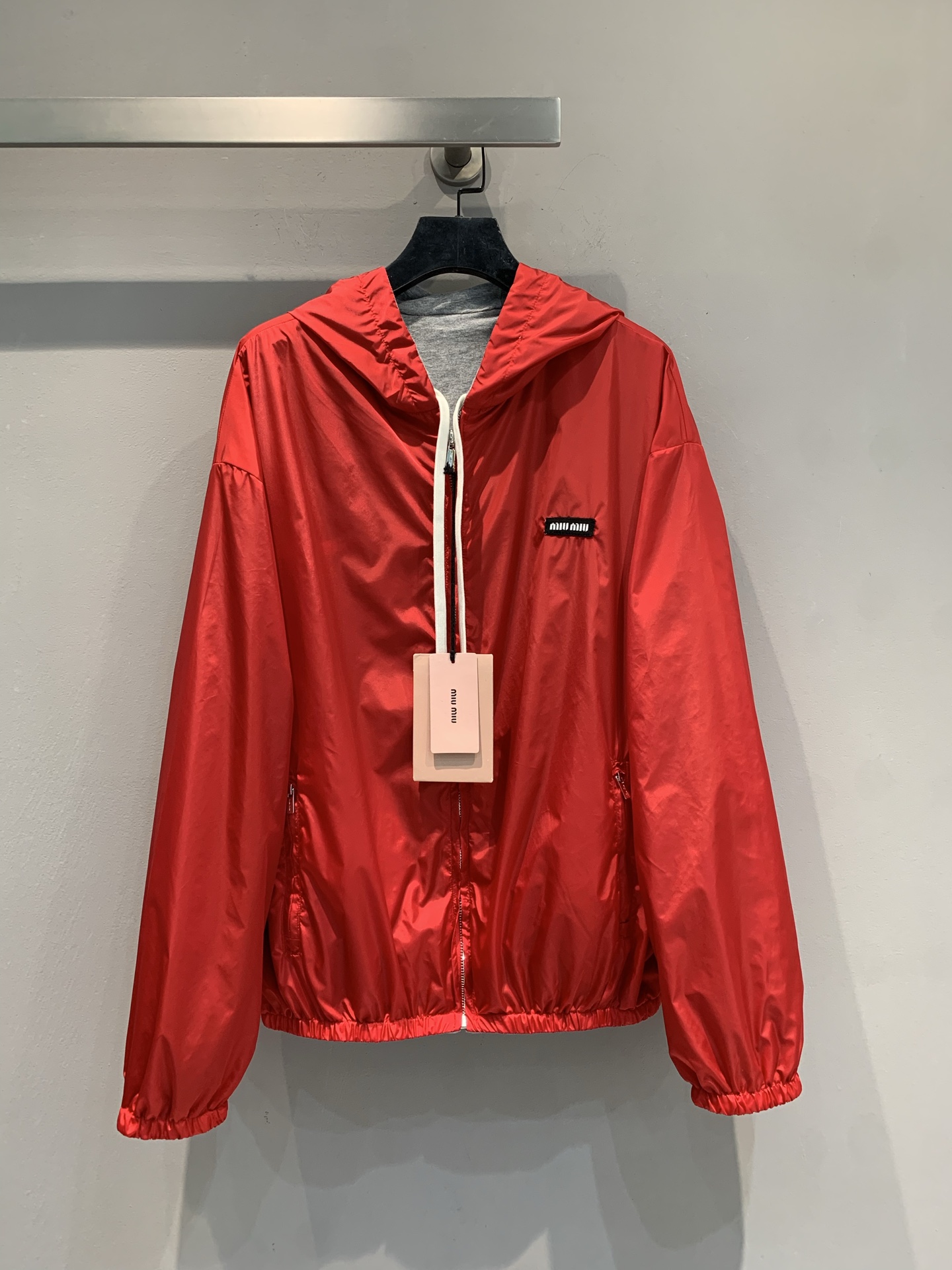 NO:546385,New model shipped M large-scale real shot Miumi*2025 autumn and winter new sports style drawstring hooded double-sided jacket. Contrasting color design is super layered! The outer layer of technology cloth is soft and skin-friendly, and the inner cotton is comfortable, and it is very suitable for daily wear or sports. Miu logo embroidery + bright silver zipper on the chest, full of details! Double-side zipper insertion bags, practical and fashionable, both front and back, sweet and cool or casual switching, layered Miu style style is also very outstanding, both functional and fashionable, and is a must-have item in autumn and winter! SML,,miumiu, jackets & coats,hats,alexander wang19860909新款出货啦M大货实拍 Miumi*2025秋冬新款运动风抽绳连帽双面穿外套.撞色设计超有层次感!外层科技布柔软亲肤,内里棉质舒适,日常穿搭或运动都很适合.胸前Miu徽标刺绣+亮银拉链,细节满分!双侧拉链插袋,实用又时髦,正反两穿,甜酷or休闲随心切换,叠穿Miu风造型也很出彩,功能性与时尚感兼具,秋冬必备单品!码数SML,,miumiu,jackets & coats,hats,alexander wang,Women's clothing