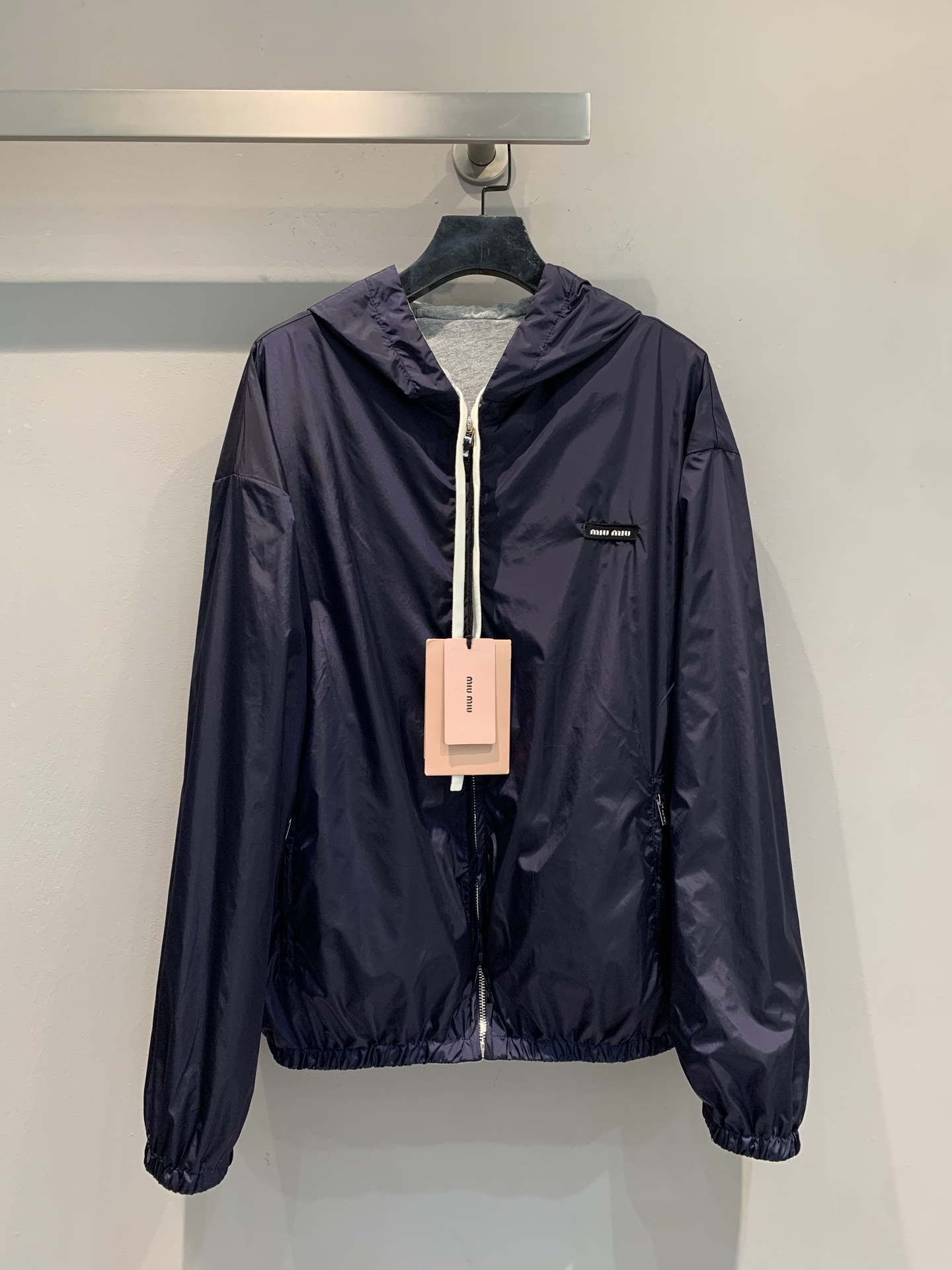 NO:546367,New model shipped M. Big product real shot Miumi*2025 autumn and winter new sports style drawstring hooded double-sided jacket. Contrasting color design is super layered! The outer layer of technology cloth is soft and skin-friendly, and the inner cotton is comfortable, which is very suitable for daily wear or sports. Miu logo embroidery + bright silver zipper on the chest, full of details! Double-side zipper insertion bags, practical and fashionable, both front and back, sweet and cool or casual switching, layered Miu style style is also very outstanding, both functional and fashionable, and is a must-have item in autumn and winter! SML,,miumiu, jackets & coats,hats,alexander wang19860909新款出货啦M 大货实拍 Miumi*2025秋冬新款运动风抽绳连帽双面穿外套.撞色设计超有层次感!外层科技布柔软亲肤,内里棉质舒适,日常穿搭或运动都很适合.胸前Miu徽标刺绣+亮银拉链,细节满分!双侧拉链插袋,实用又时髦,正反两穿,甜酷or休闲随心切换,叠穿Miu风造型也很出彩,功能性与时尚感兼具,秋冬必备单品!码数SML,,miumiu,jackets & coats,hats,alexander wang,Women's clothing