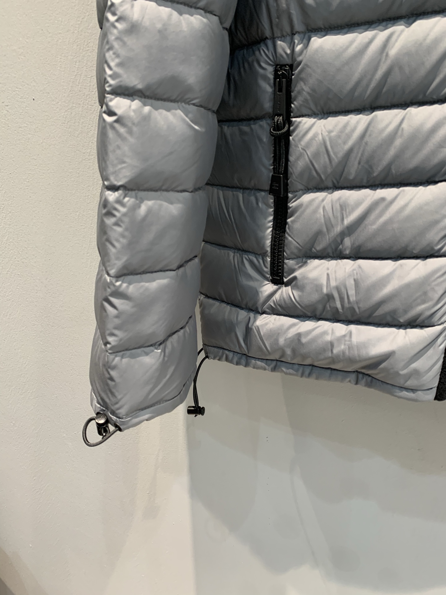 新款🔥出货啦📢 大货实拍 Miumi*2025秋冬新款小立领羽绒服，横切纹设计+高品质鹅绒填充，保暖力满