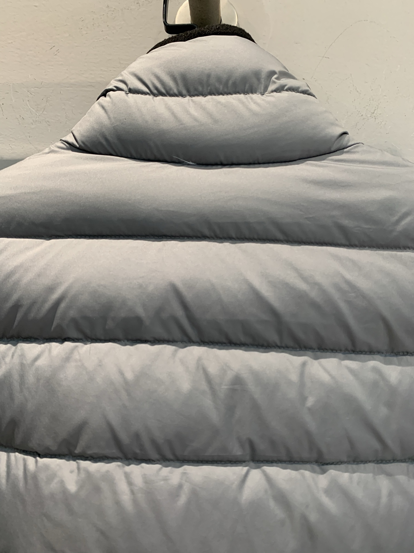 新款🔥出货啦📢 大货实拍 Miumi*2025秋冬新款小立领羽绒服，横切纹设计+高品质鹅绒填充，保暖力满