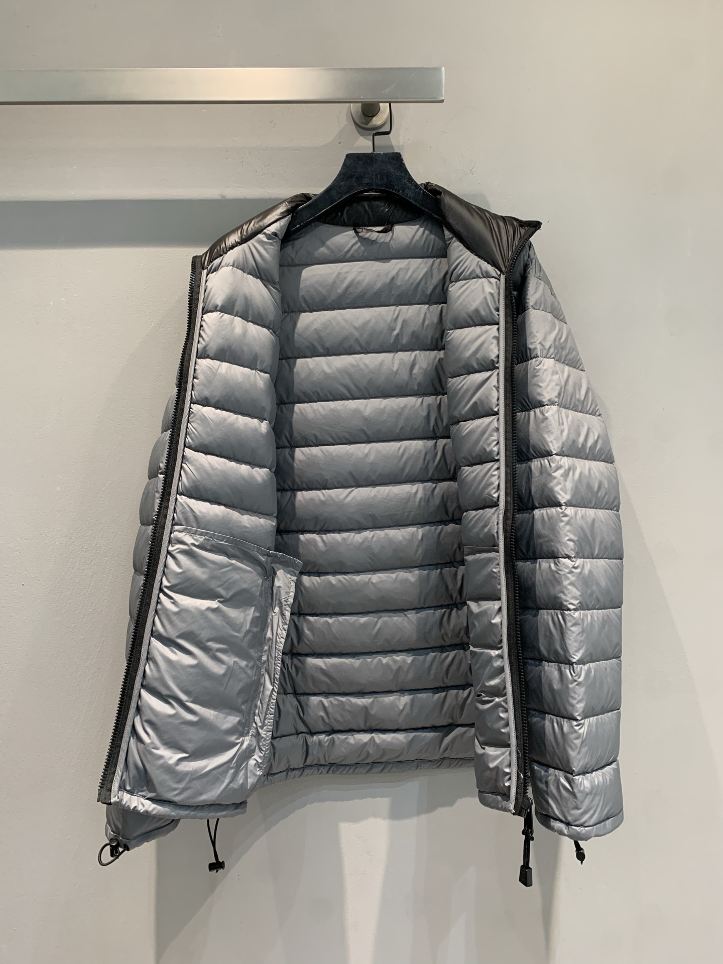 新款🔥出货啦📢 大货实拍 Miumi*2025秋冬新款小立领羽绒服，横切纹设计+高品质鹅绒填充，保暖力满