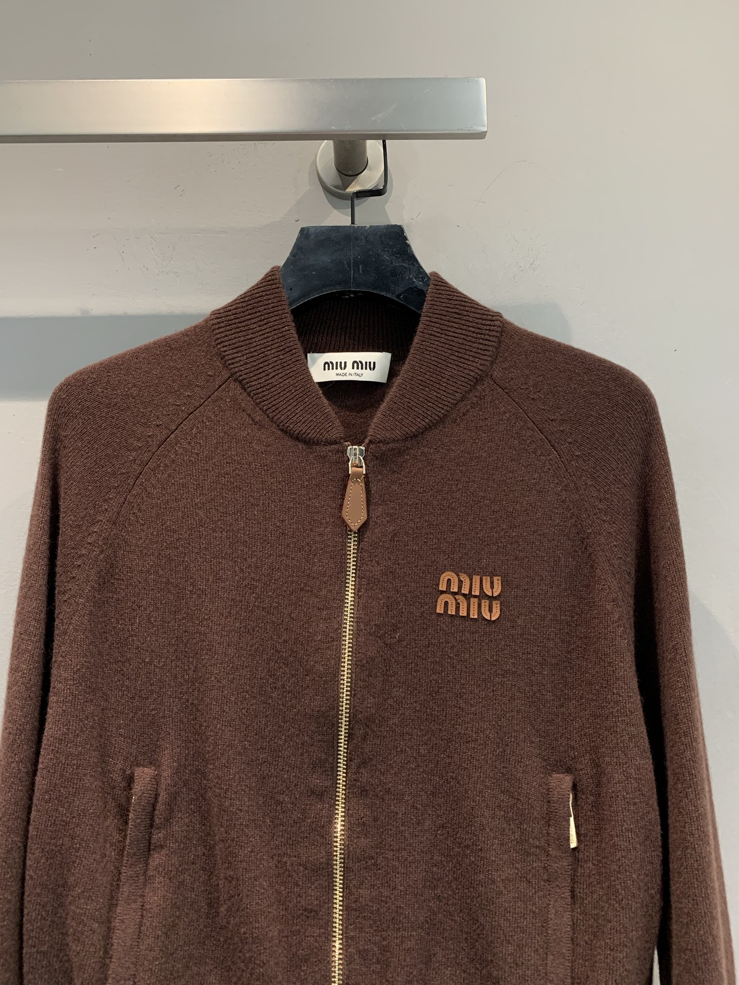 新款🔥出货啦📢 大货实拍 Miumi*2025秋冬新款复古学院风羊绒针织外套，短款棒球服版型+拉链设计，