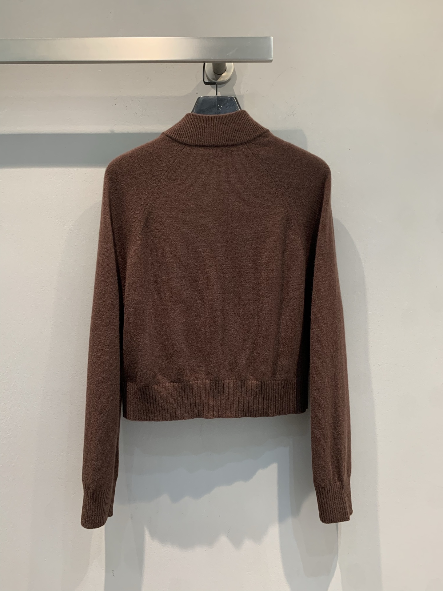 新款🔥出货啦📢 大货实拍 Miumi*2025秋冬新款复古学院风羊绒针织外套，短款棒球服版型+拉链设计，