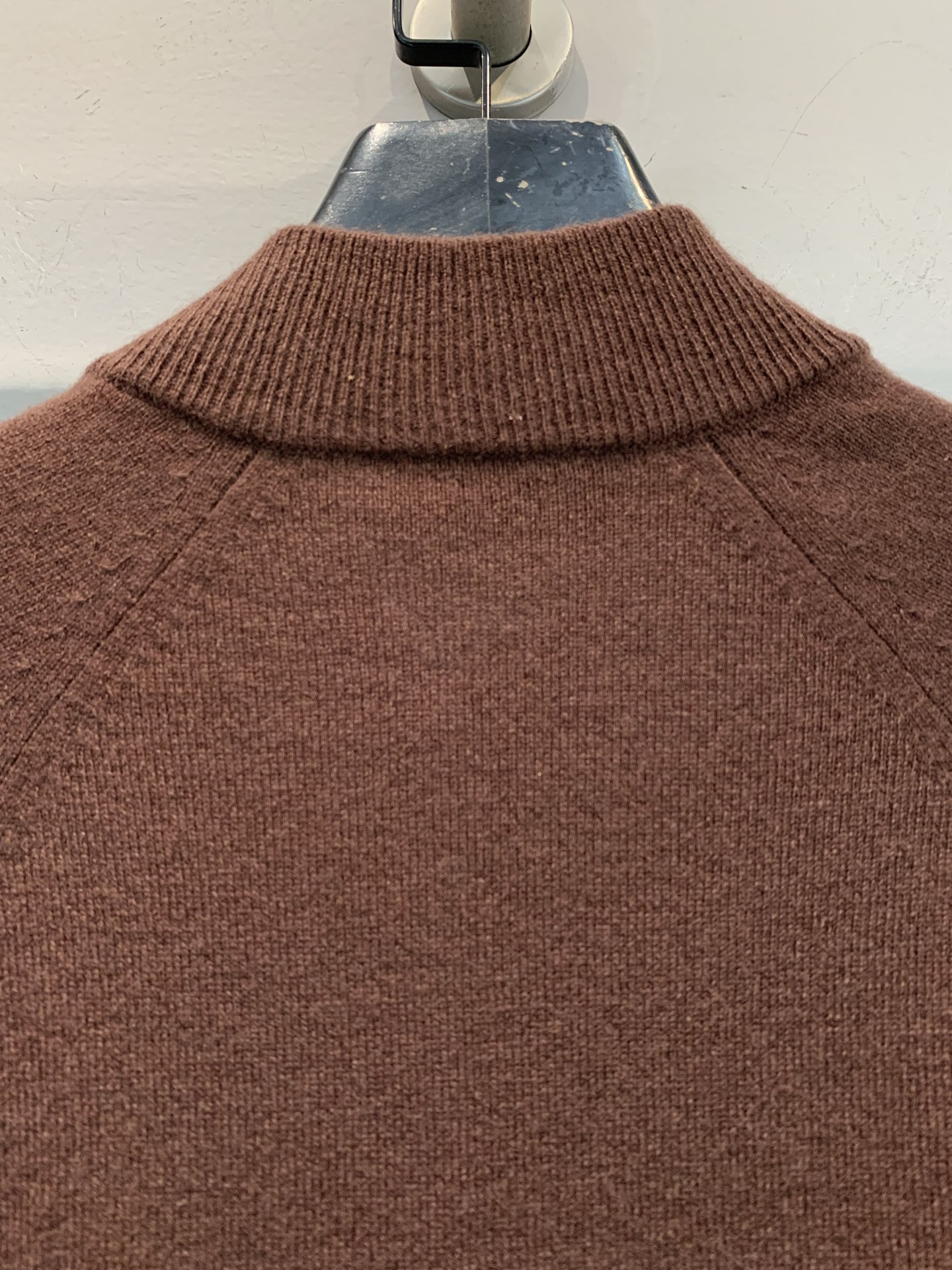 新款🔥出货啦📢 大货实拍 Miumi*2025秋冬新款复古学院风羊绒针织外套，短款棒球服版型+拉链设计，