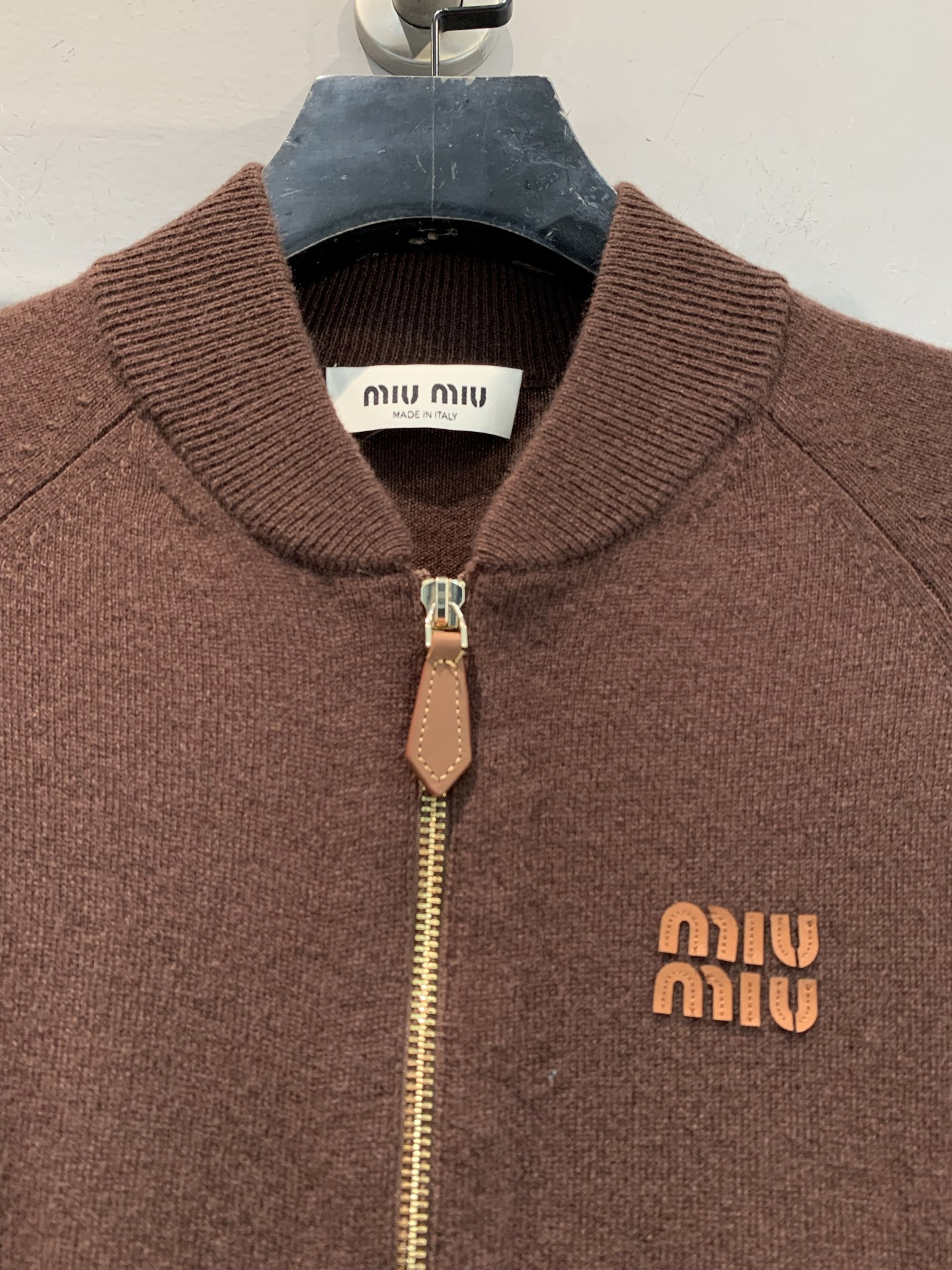 新款🔥出货啦📢 大货实拍 Miumi*2025秋冬新款复古学院风羊绒针织外套，短款棒球服版型+拉链设计，