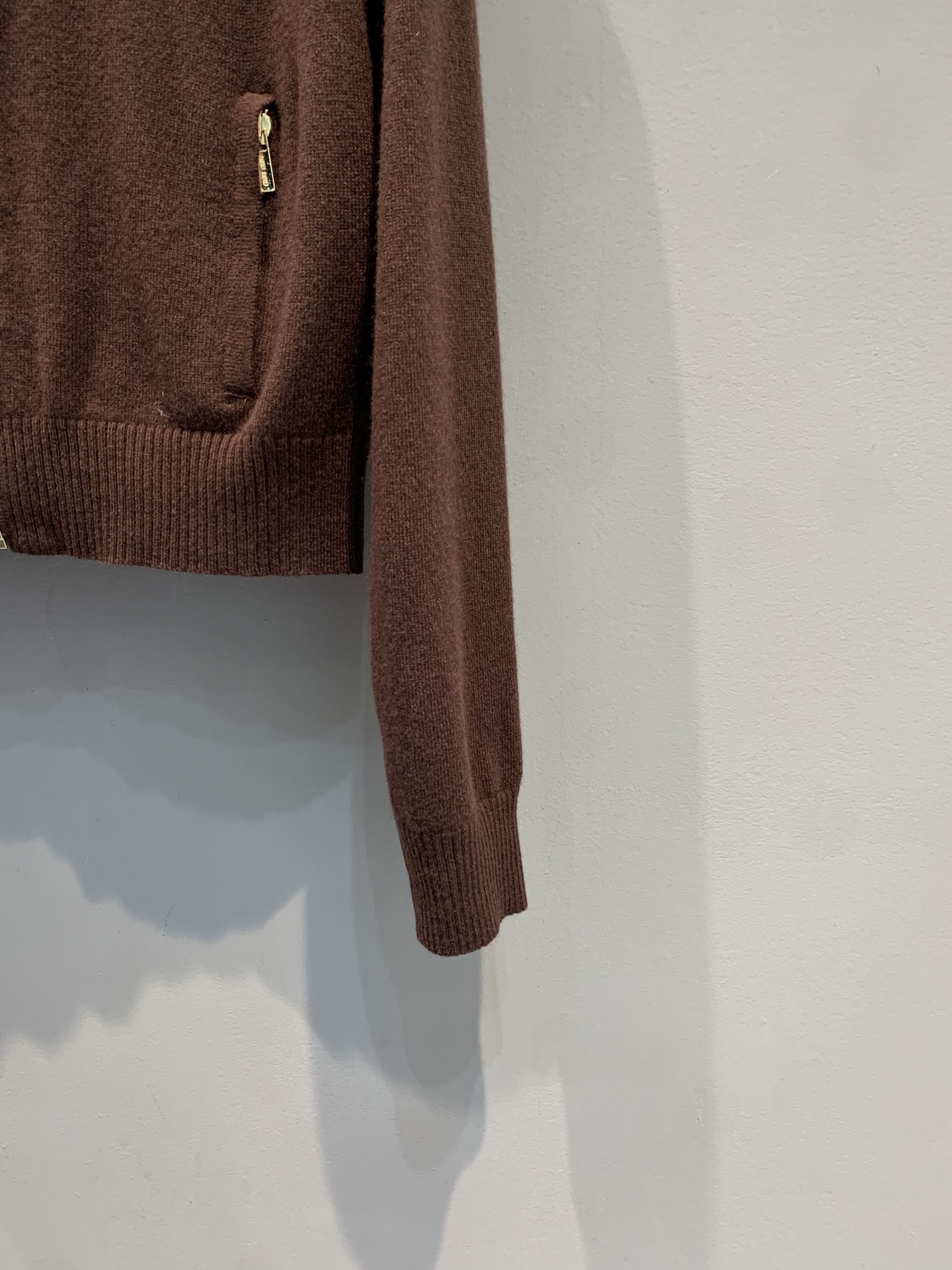 新款🔥出货啦📢 大货实拍 Miumi*2025秋冬新款复古学院风羊绒针织外套，短款棒球服版型+拉链设计，