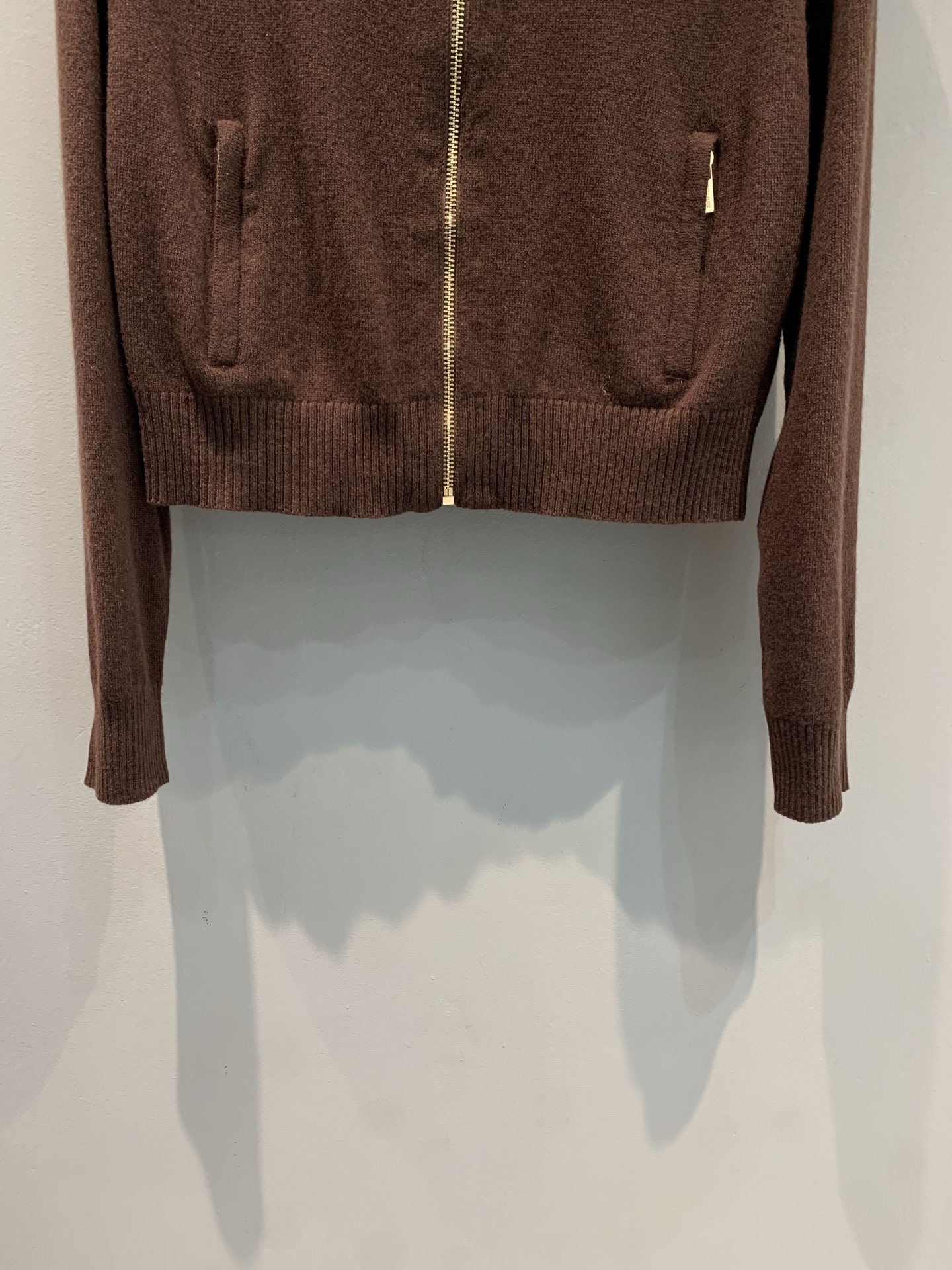 新款🔥出货啦📢 大货实拍 Miumi*2025秋冬新款复古学院风羊绒针织外套，短款棒球服版型+拉链设计，