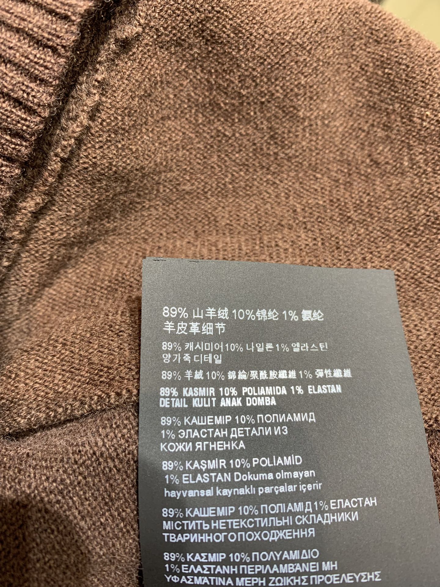 新款🔥出货啦📢 大货实拍 Miumi*2025秋冬新款复古学院风羊绒针织外套，短款棒球服版型+拉链设计，