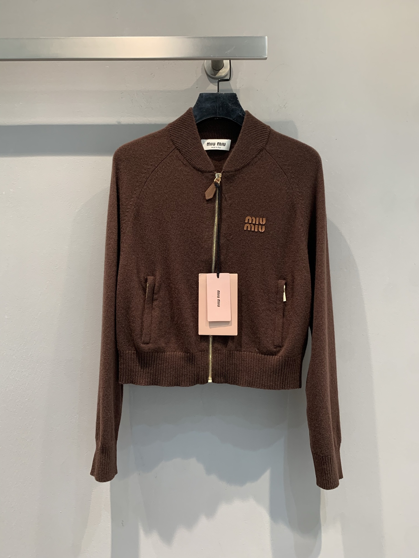 NO:560994,New models are on the way, real shots of large quantities  Miumi*2025 new autumn and winter retro college style cashmere knitted jacket, short baseball style + zipper design, retro and fashionable! Cashmere material is soft and delicate, super comfortable to wear, a must-have for autumn and winter. Leather LOGO embroidery + metal zipper on the chest, perfect details, high-end texture. The short cut has a high waistline, and it looks great with high-waisted skirts or trousers. It can be easily controlled in college style or casual style ~ it can be worn for daily commuting and casual occasions, practical and design!  Size SML,,miumiu,skirts,jackets & coats,alexander wang19860909新款出货啦大货实拍 Miumi*2025秋冬新款复古学院风羊绒针织外套,短款棒球服版型+拉链设计,复古又时髦!羊绒材质柔软细腻,穿着超舒服,秋冬必备.胸前皮革LOGO刺绣+金属拉链,细节满分,质感高级.短款剪裁拉高腰线,搭配高腰裙或裤装都很出彩,学院风or休闲风都能轻松驾驭~日常通勤、休闲场合都能穿,实用又有设计感! 码数SML,,miumiu,skirts,jackets & coats,alexander wang,Women's clothing