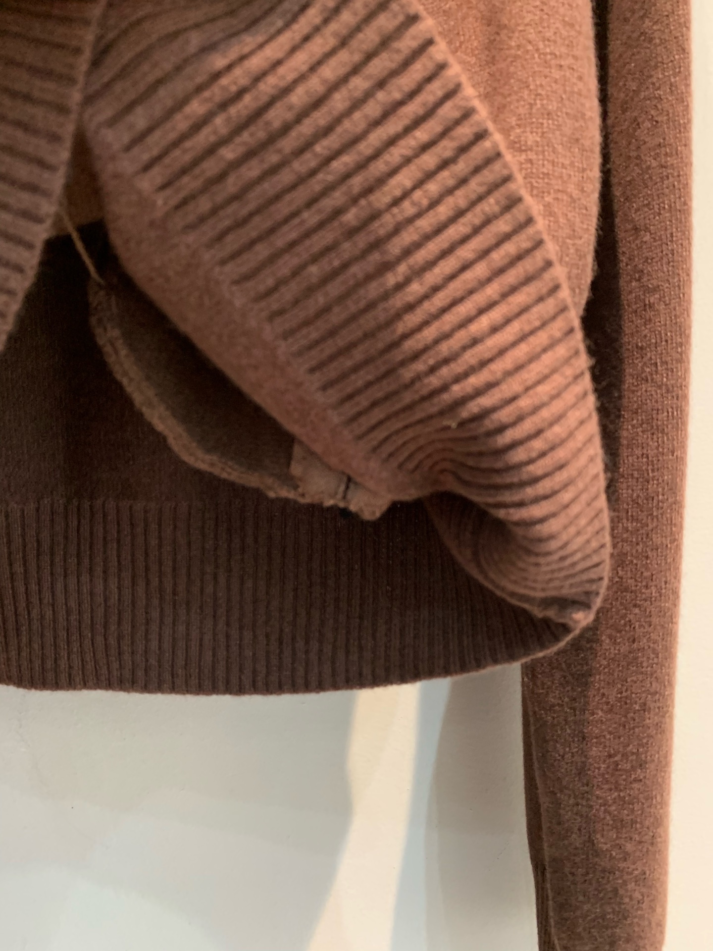 新款🔥出货啦📢 大货实拍 Miumi*2025秋冬新款复古学院风羊绒针织外套，短款棒球服版型+拉链设计，