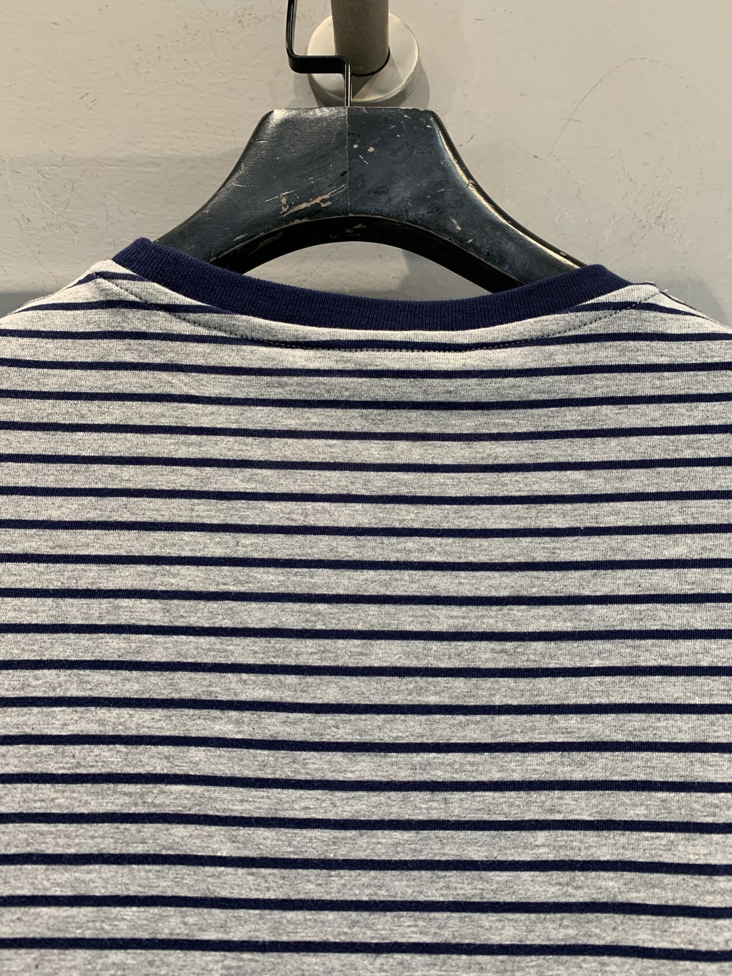 新款🔥出货啦📢 大货实拍 Miumi*2025秋冬新款学院风撞色条纹纯棉长袖T恤，经典浅灰+深蓝配色，圆