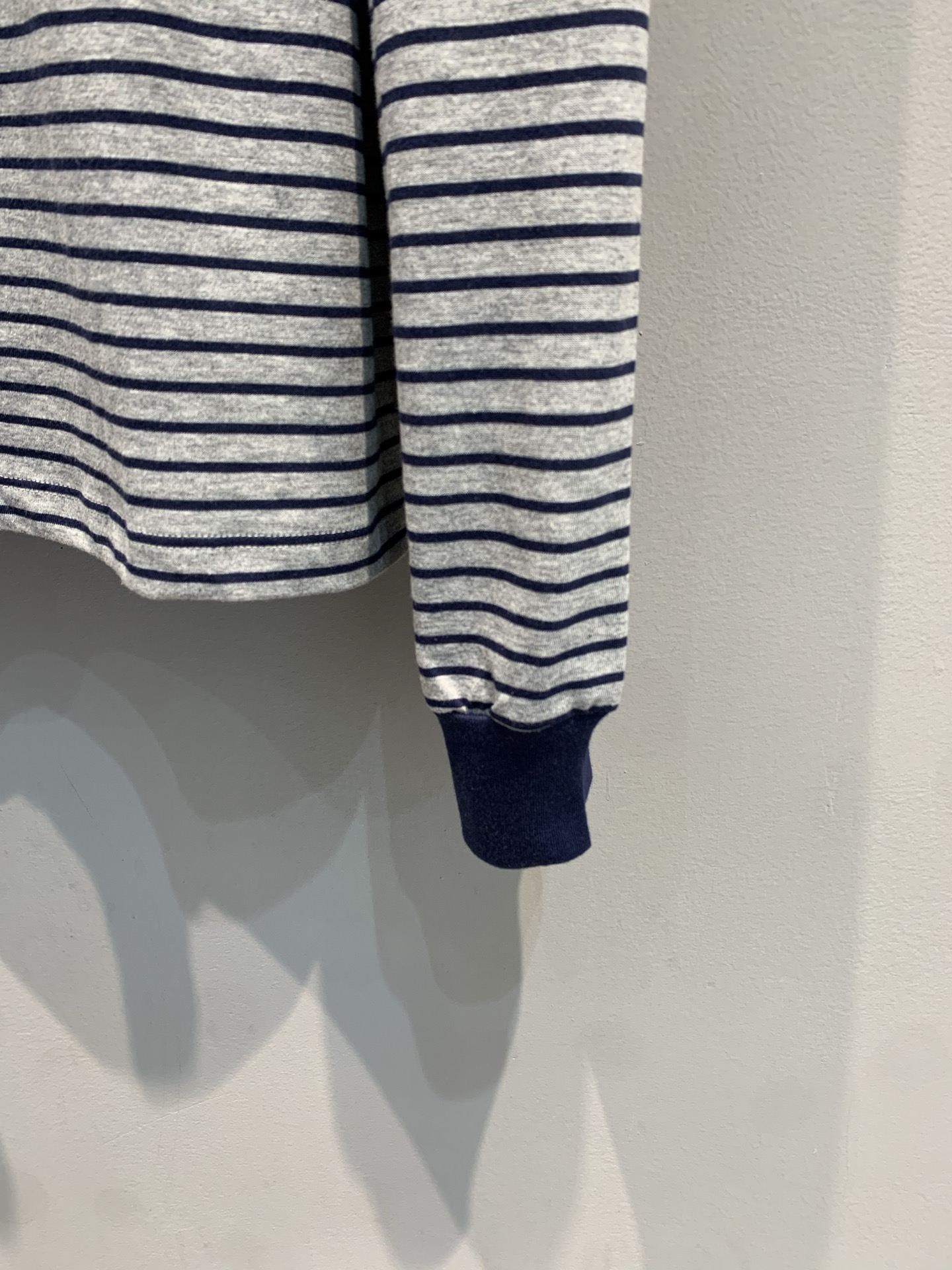 新款🔥出货啦📢 大货实拍 Miumi*2025秋冬新款学院风撞色条纹纯棉长袖T恤，经典浅灰+深蓝配色，圆