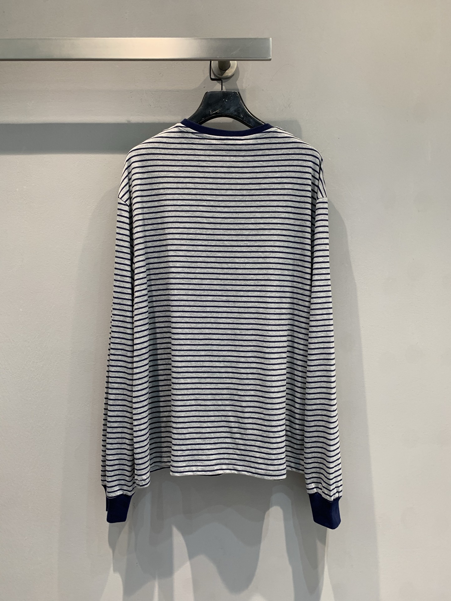 新款🔥出货啦📢 大货实拍 Miumi*2025秋冬新款学院风撞色条纹纯棉长袖T恤，经典浅灰+深蓝配色，圆