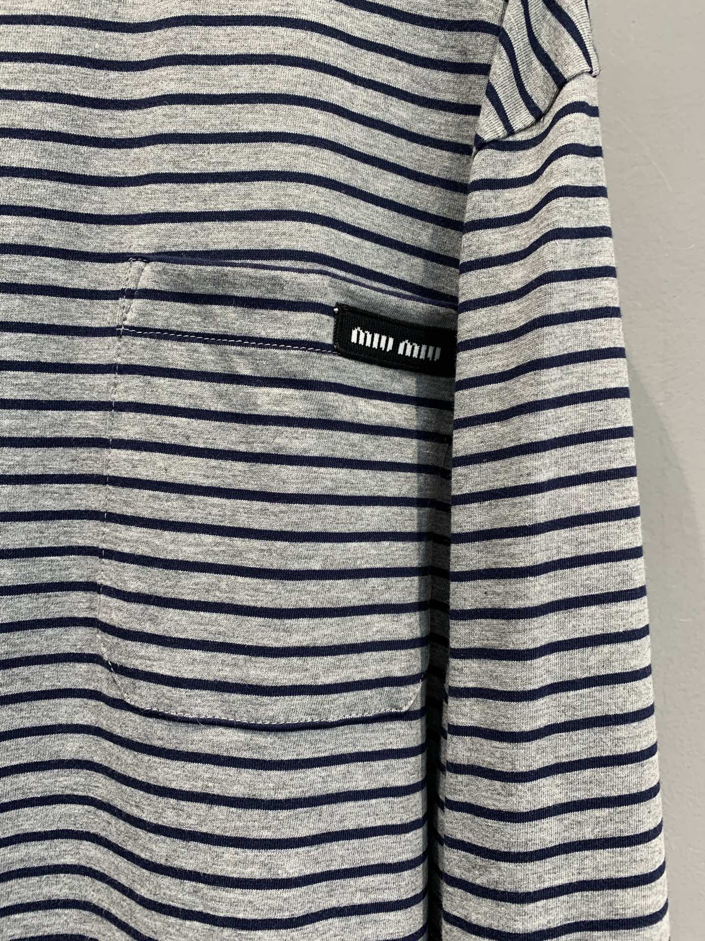 新款🔥出货啦📢 大货实拍 Miumi*2025秋冬新款学院风撞色条纹纯棉长袖T恤，经典浅灰+深蓝配色，圆