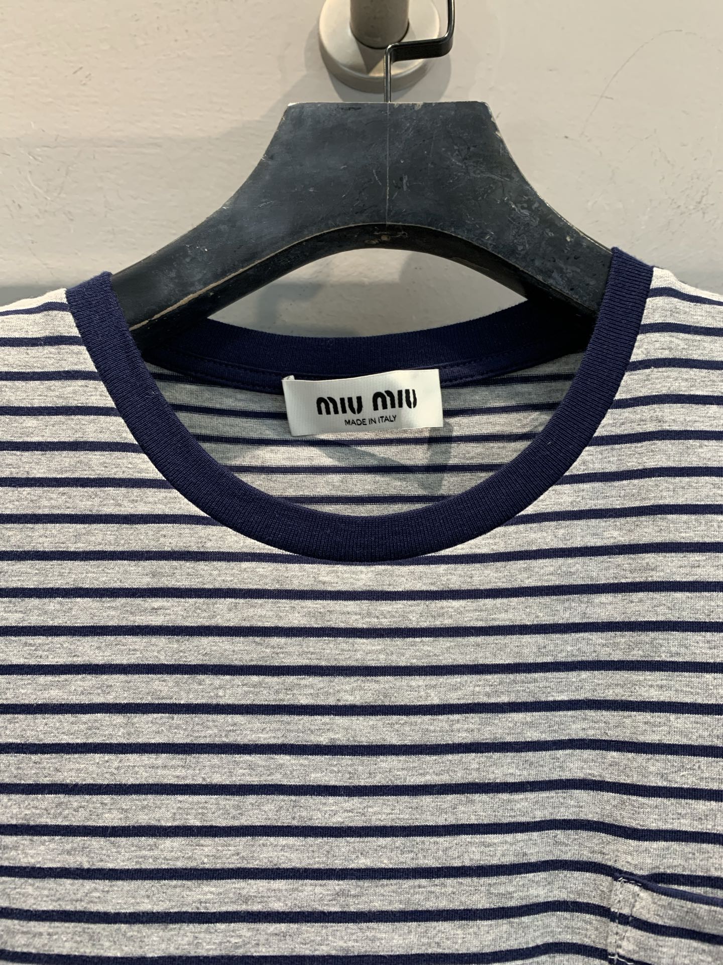 新款🔥出货啦📢 大货实拍 Miumi*2025秋冬新款学院风撞色条纹纯棉长袖T恤，经典浅灰+深蓝配色，圆