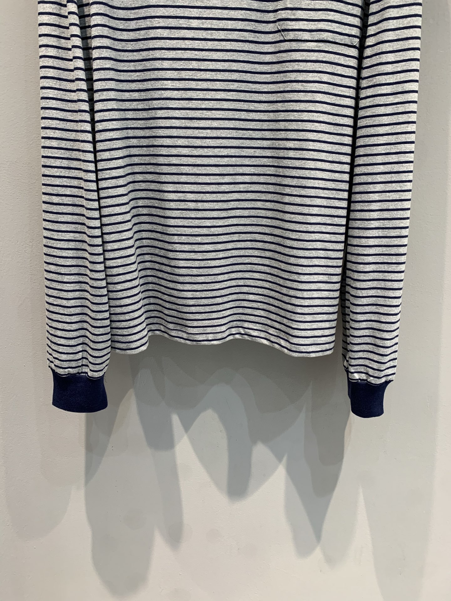 新款🔥出货啦📢 大货实拍 Miumi*2025秋冬新款学院风撞色条纹纯棉长袖T恤，经典浅灰+深蓝配色，圆