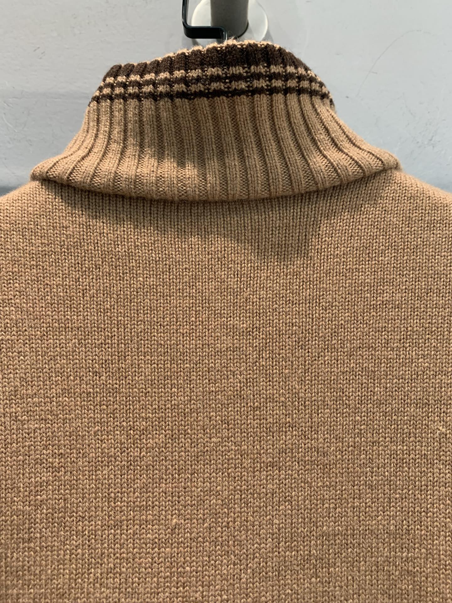 新款🔥出货啦📢 大货实拍 Miumi*2025秋冬新款时髦复古廘皮拼接针织外套。麂皮+针织拼接，琥珀棕色