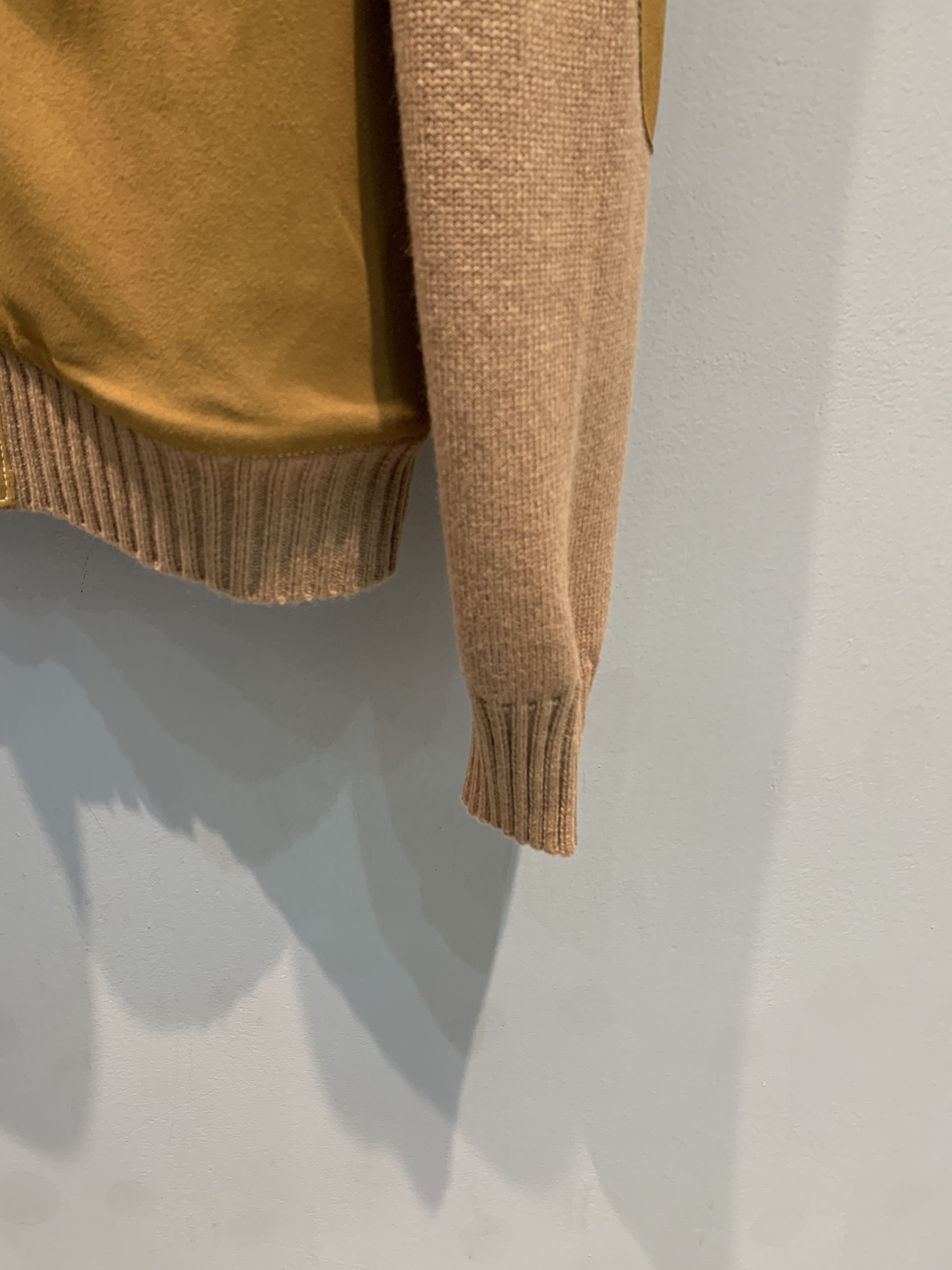 新款🔥出货啦📢 大货实拍 Miumi*2025秋冬新款时髦复古廘皮拼接针织外套。麂皮+针织拼接，琥珀棕色