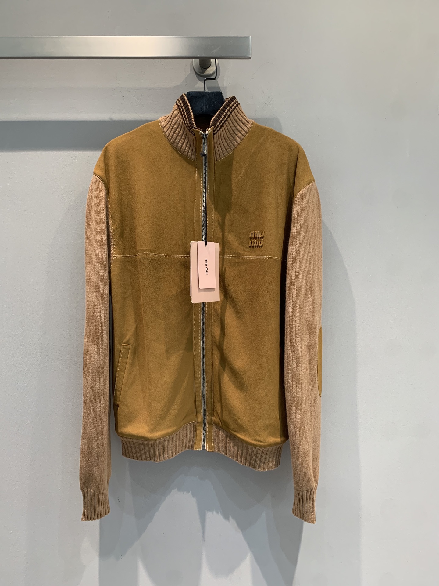 NO:560984,Comes with dust bag, new model shipped. Actual photos. Miumi* 2025 new autumn and winter fashionable retro suede stitching knitted jacket. Suede + knit stitching, amber brown is super textured! Zipper closure + lapel design, knitted texture on cuffs and hem, full of layering. There are two pockets on the front, practical and fashionable, easy to control for daily commuting or leisure. Paired with high-waisted pants or skirts, the atmosphere is directly full, and it is super stylish to wear in autumn and winter!  Size SML,,miumiu,skirts,jackets & coats,chamois leather,alexander wang19860909配防尘袋新款出货啦大货实拍 Miumi*2025秋冬新款时髦复古廘皮拼接针织外套.麂皮+针织拼接,琥珀棕色超有质感!拉链开合+翻领设计,袖口和下摆针织纹理,层次感满满.正面有两个口袋,实用又时髦,日常通勤或休闲都能轻松驾驭.搭配高腰裤or裙装,氛围感直接拉满,秋冬穿它超有型! 码数SML,,miumiu,skirts,jackets & coats,chamois leather,alexander wang,Women's clothing