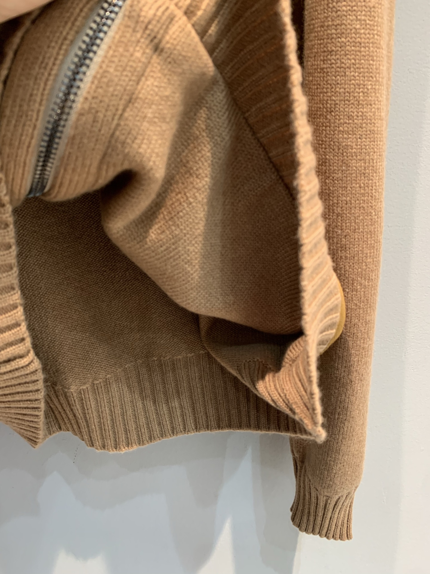 新款🔥出货啦📢 大货实拍 Miumi*2025秋冬新款时髦复古廘皮拼接针织外套。麂皮+针织拼接，琥珀棕色