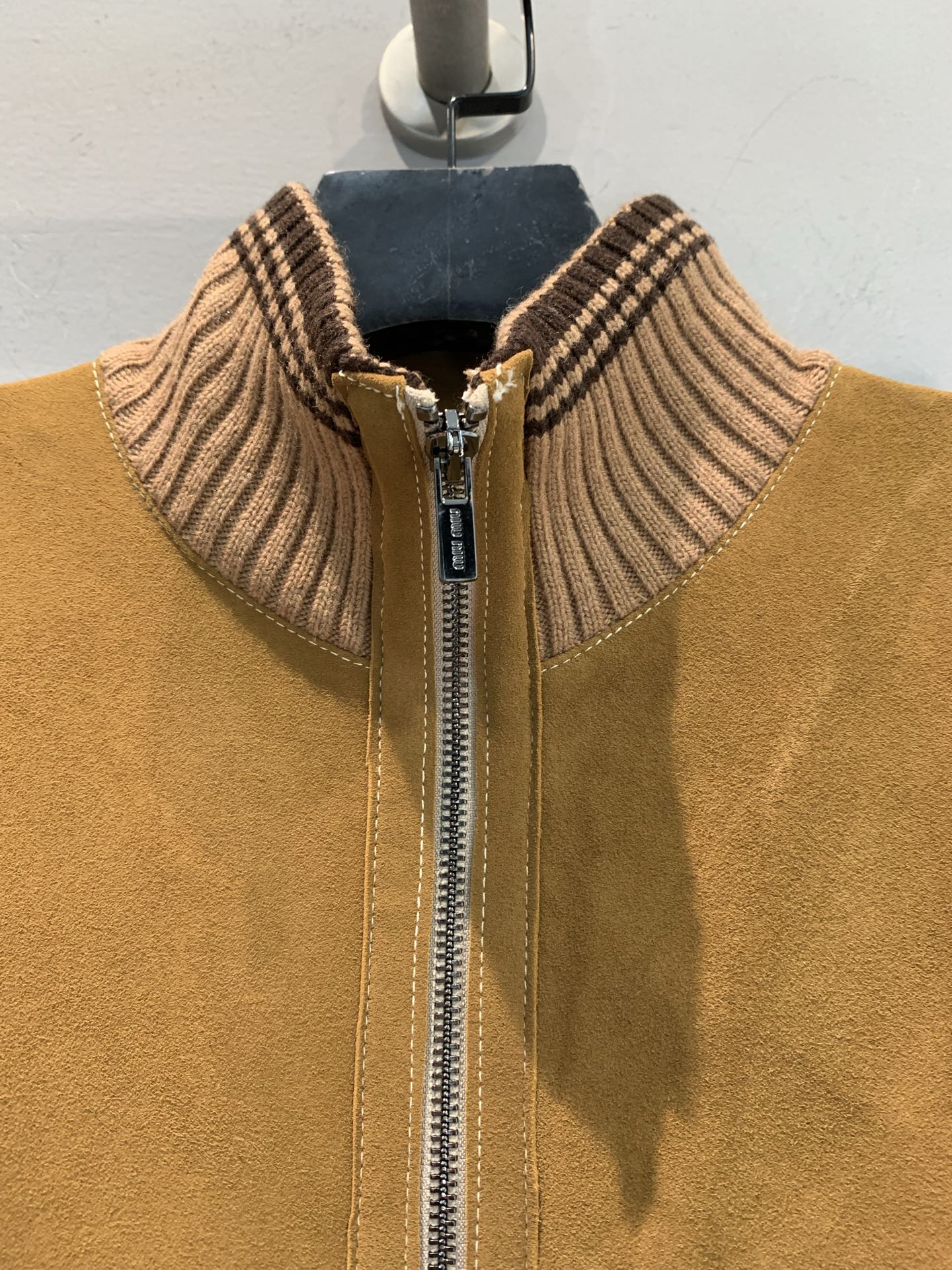 新款🔥出货啦📢 大货实拍 Miumi*2025秋冬新款时髦复古廘皮拼接针织外套。麂皮+针织拼接，琥珀棕色