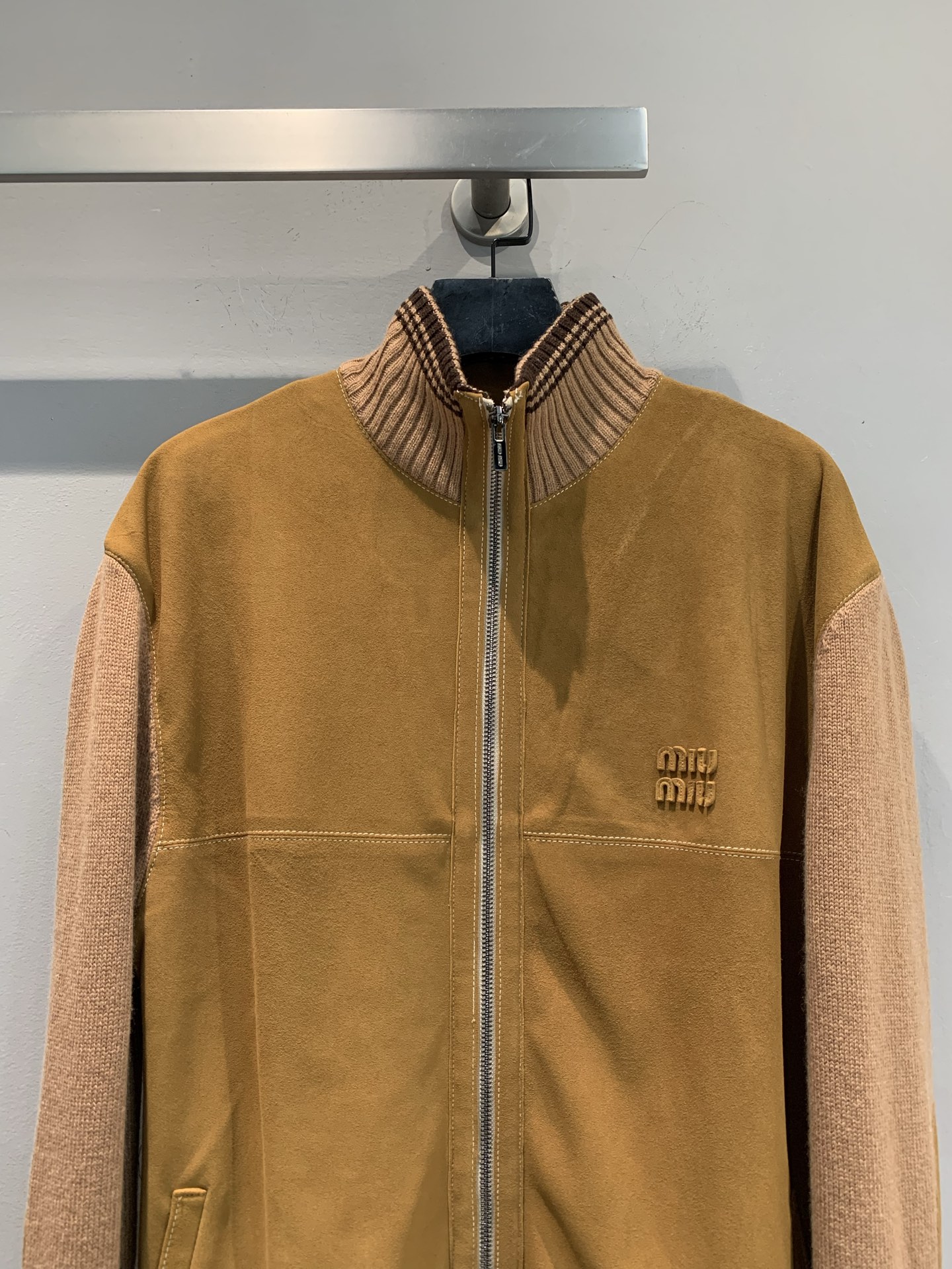 新款🔥出货啦📢 大货实拍 Miumi*2025秋冬新款时髦复古廘皮拼接针织外套。麂皮+针织拼接，琥珀棕色