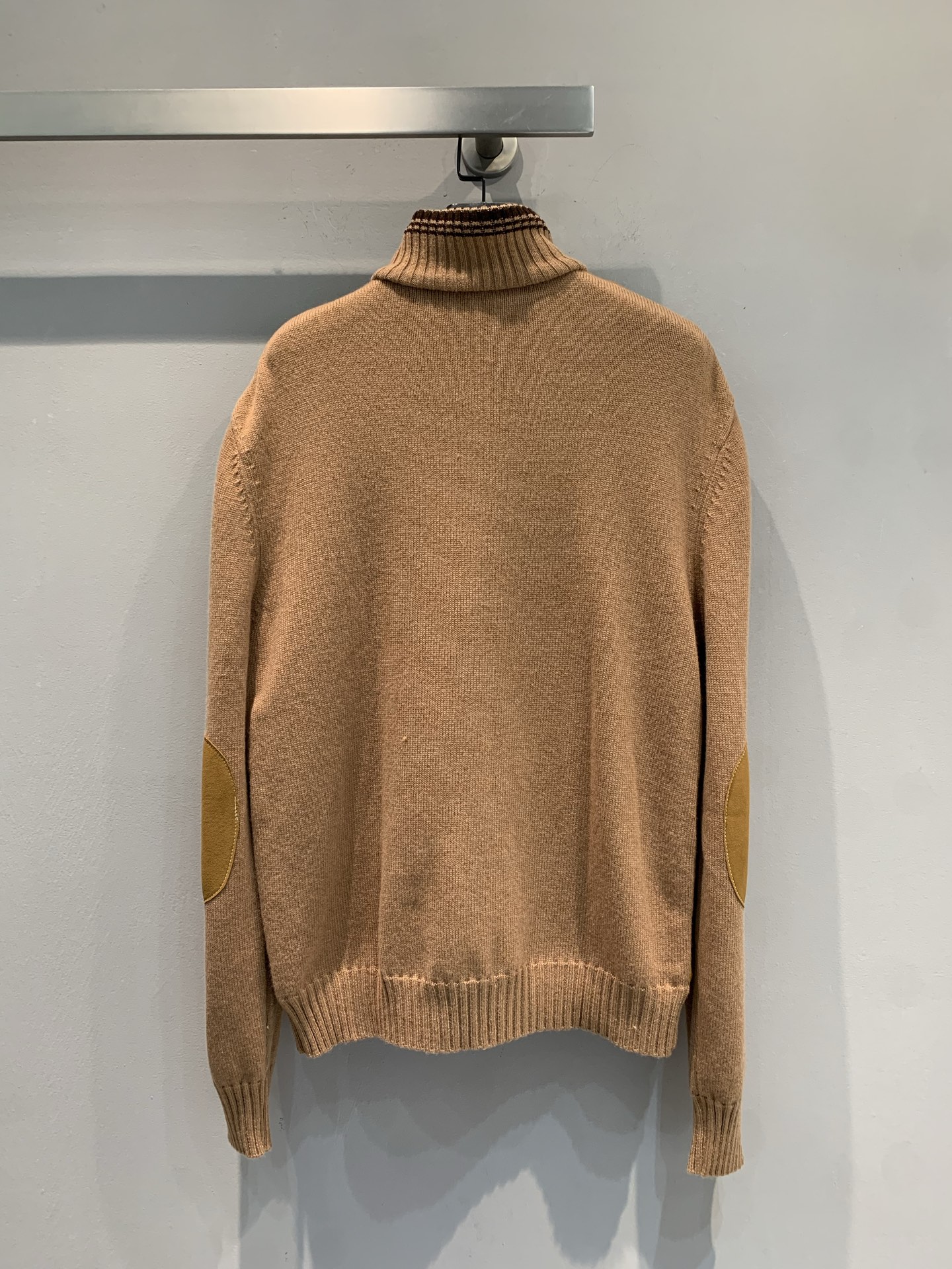 新款🔥出货啦📢 大货实拍 Miumi*2025秋冬新款时髦复古廘皮拼接针织外套。麂皮+针织拼接，琥珀棕色